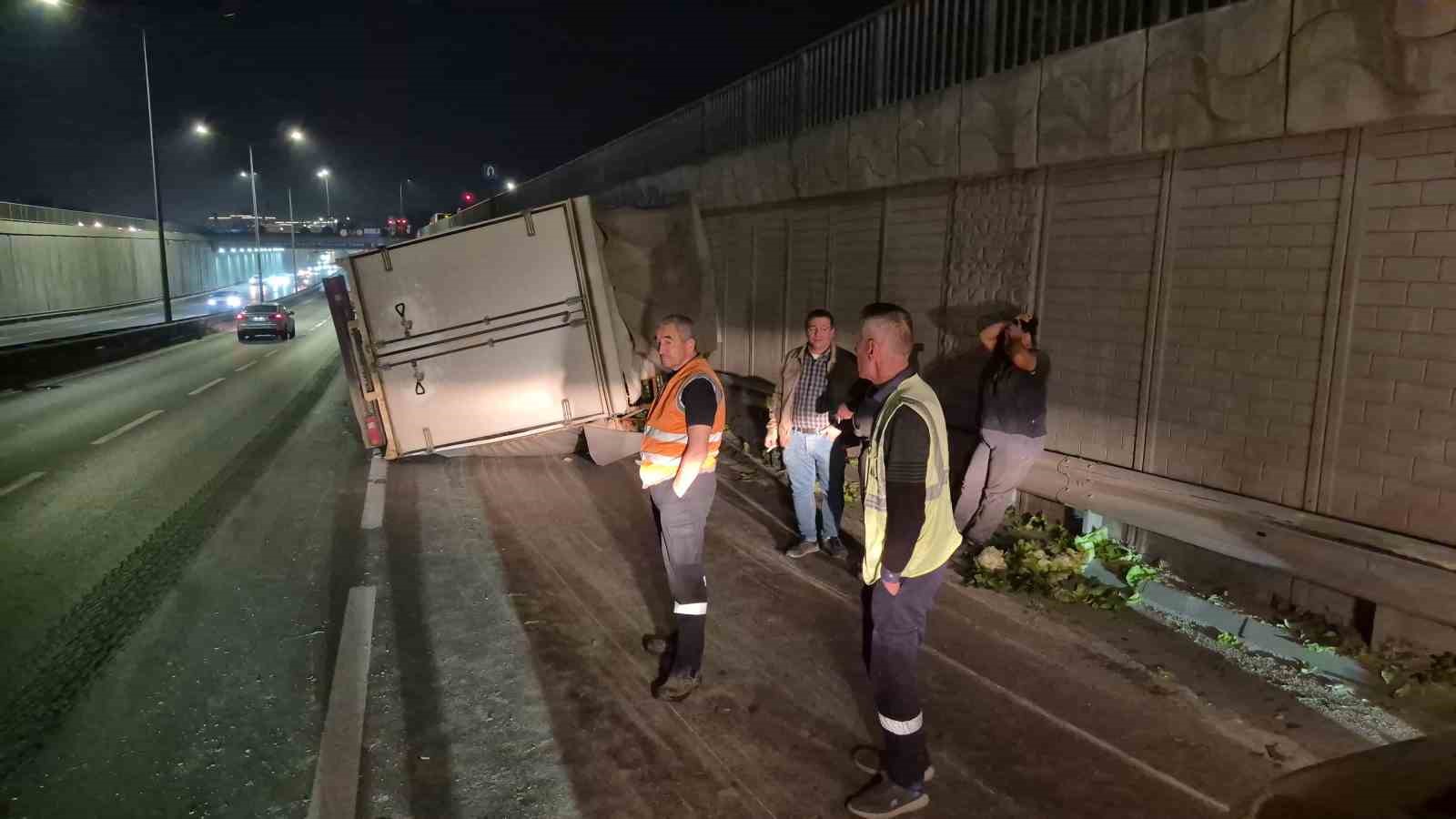 ESKİŞEHİR'DE KONTROLDEN ÇIKAN MARUL YÜKLÜ KAMYONETİN YAN YATTIĞI TRAFİK KAZASI MADDİ HASARLA ATLATILDI.