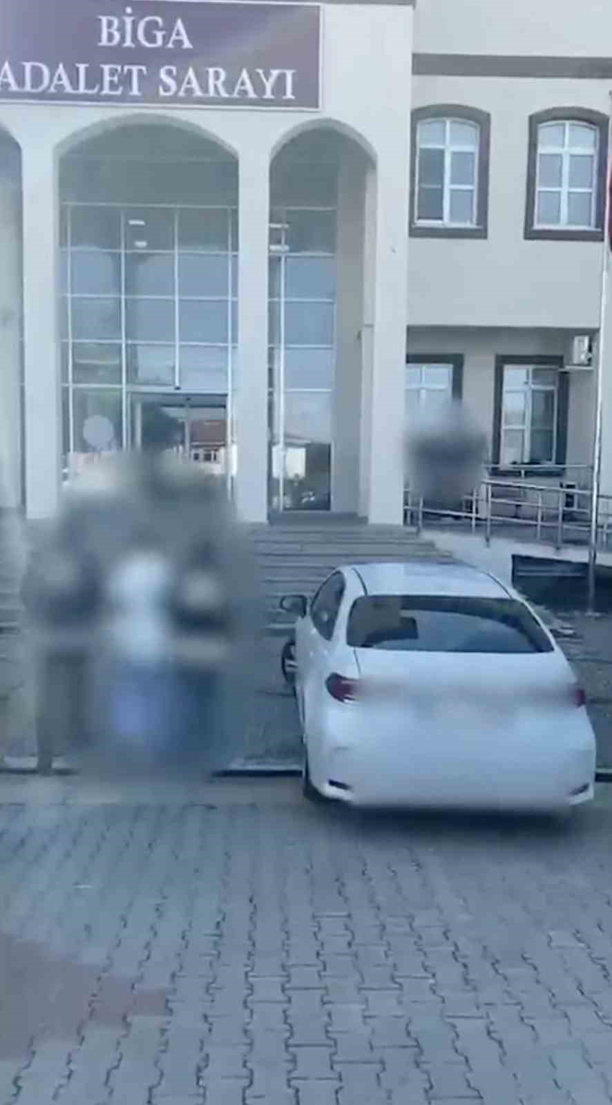 ÇANAKKALE’NİN ECEABAT İLÇESİNDE EMNİYET EKİPLERİNCE DÜZENLENEN ÇEŞİTLİ OPERASYONLAR NETİCESİNDE VATANDAŞLARI FETÖ İLE İLTİSAKLI OLDUKLARINI SÖYLEYEREK DOLANDIRAN ŞÜPHELİ TUTUKLANDI.