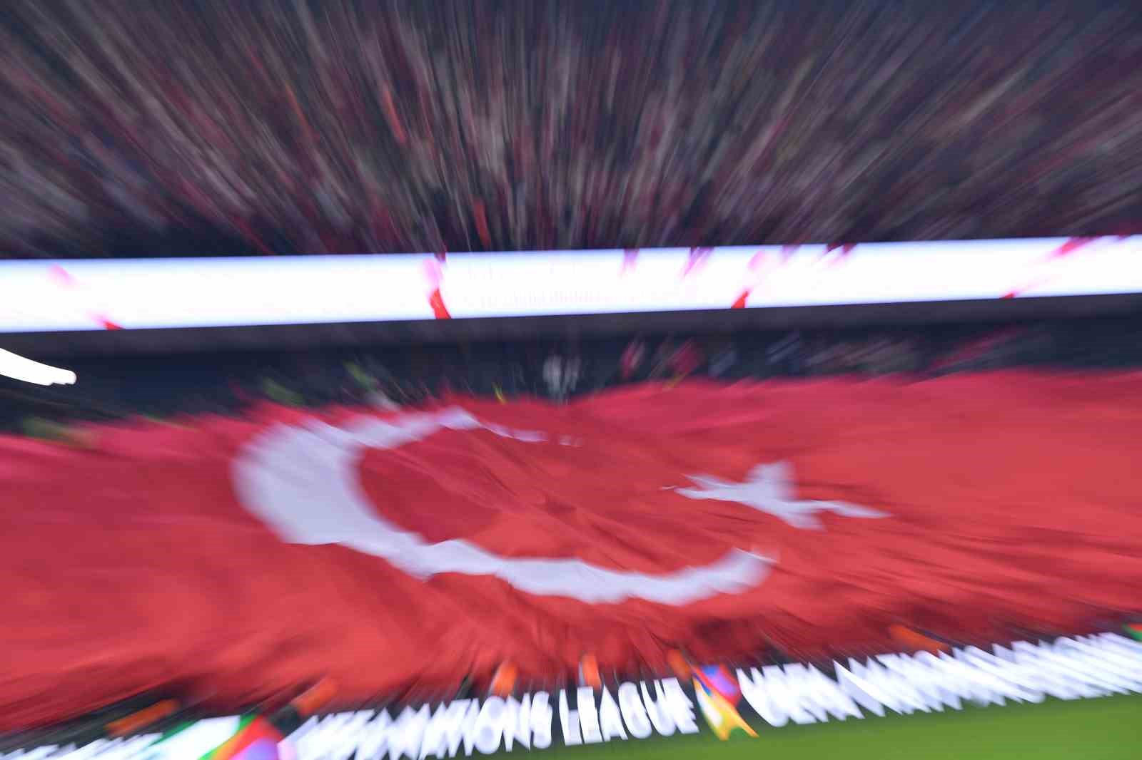 A MİLLİ FUTBOL TAKIMI, UEFA ULUSLAR A LİGİ 1. GRUP İLK MAÇINDA FRANSA İLE KOCAELİ'DE KARŞILAŞIYOR. MÜCADELENİN 15 DAKİKASI GOLSÜZ EŞİTLİKLE GEÇİLDİ.