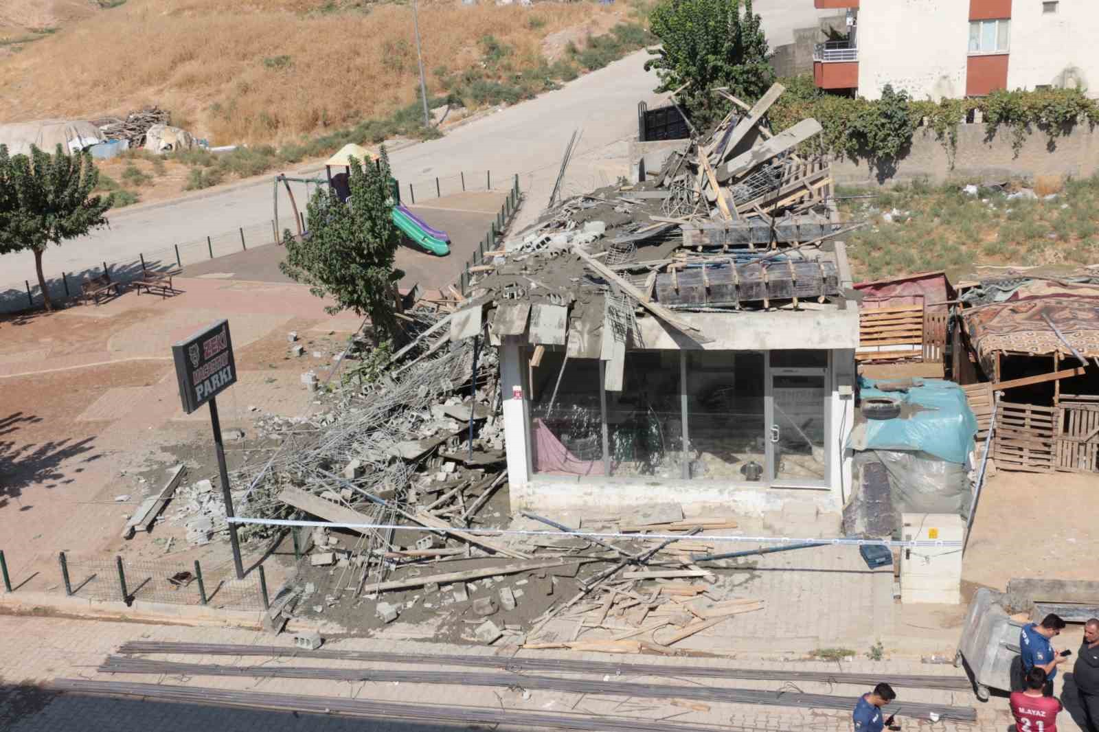 ŞIRNAK'IN CİZRE İLÇESİNDE İNŞAATTA MEYDANA GELEN GÖÇÜKTE 5 İŞÇİ BETON VE DEMİR YIĞINLARININ ALTINDA KALARAK YARALANDI.