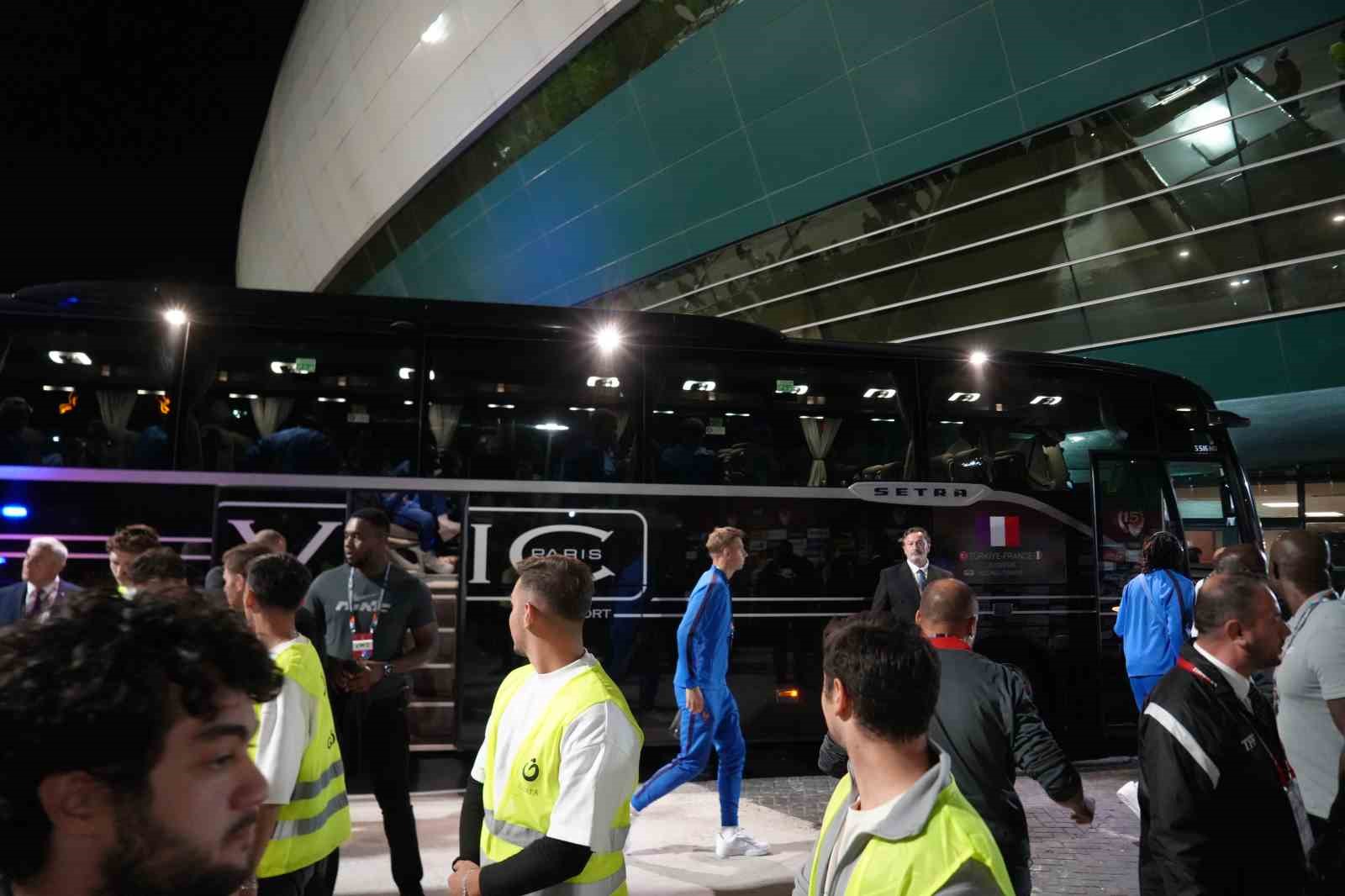 UEFA ULUSLAR A LİGİ 1. GRUP'TAKİ İLK MAÇINDA KOCAELİ'DE KARŞI KARŞIYA GELECEK OLAN FRANSA İLE TÜRKİYE A MİLLİ FUTBOL TAKIMLARI, KOCAELİ STADYUMU'NA GELDİ.