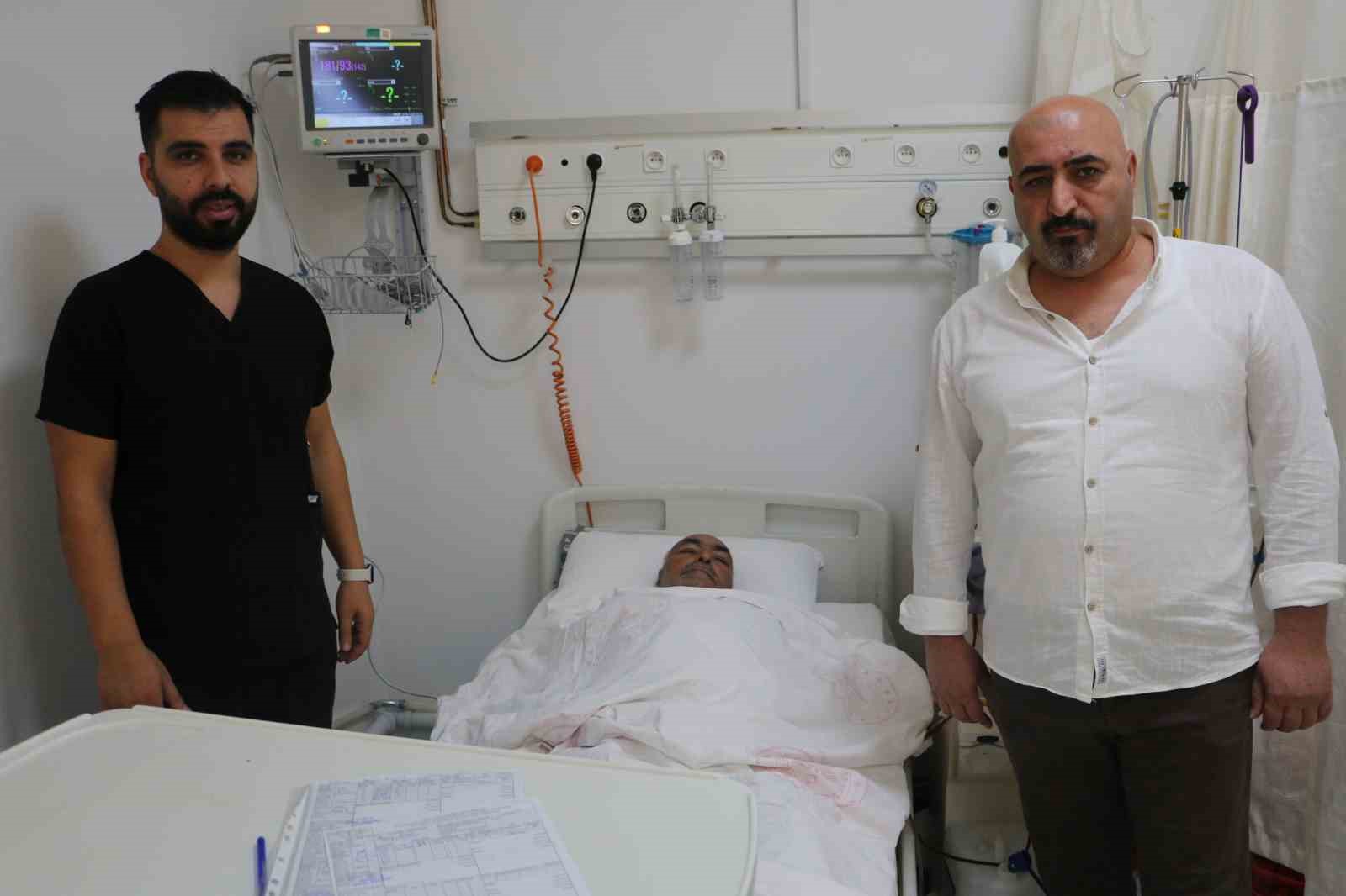 DİYARBAKIR’IN ÇERMİK İLÇESİNDE YAŞAYAN HASAN POLAT, DİYABETE BAĞLI AYAK RAHATSIZLIĞI NEDENİYLE ÇEŞİTLİ HASTANELERE BAŞVURDU. AYAK BAŞPARMAĞININ KESİLMESİ GEREKTİĞİ SÖYLENEN POLAT’IN PARMAĞI, UYGULANAN MULTİDİSİPLİNER TEDAVİYLE AMPUTE EDİLMEDEN İYİLEŞTİRİLDİ.