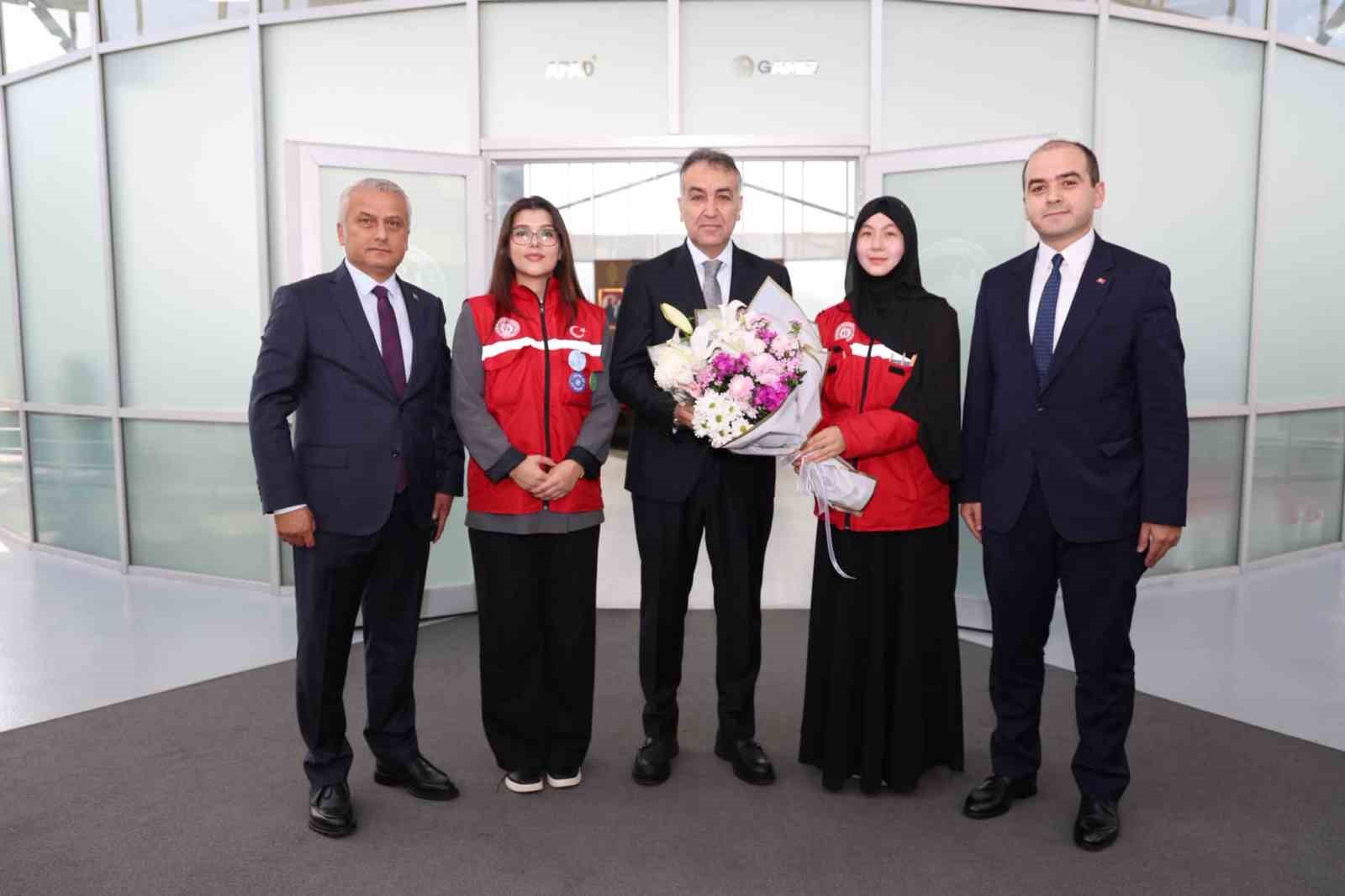 VALİ OKTAY ÇAĞATAY, GENÇLERİN GÖNÜLLÜLÜK FAALİYETLERİNDE YER ALMASININ TOPLUMSAL DAYANIŞMA VE YARDIMLAŞMA KÜLTÜRÜNÜN GELİŞMESİ AÇISINDAN ÖNEM TAŞIDIĞINI BELİRTEREK ÖĞRENCİLERE ÇALIŞMALARINDA BAŞARILAR DİLEDİ.