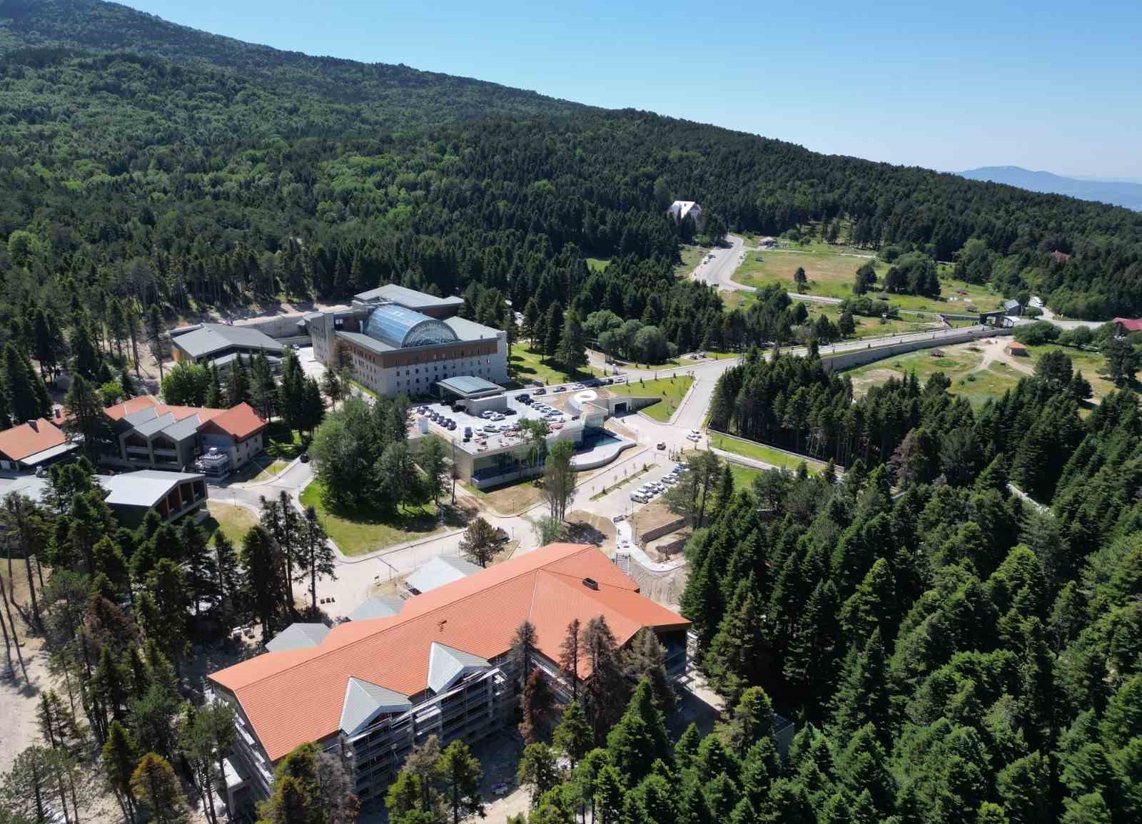 BURSA TİCARET VE SANAYİ ODASI (BTSO), YÖNETİM KURULU BAŞKANI İBRAHİM BURKAY LİDERLİĞİNDE 2013 YILINDA ORTAYA KOYDUĞU VİZYONLA KENTİN ÜRETİM, TİCARET VE İHRACAT GÜCÜNÜ GELECEĞİN EKONOMİSİNE TAŞIYAN KAPSAMLI BİR DÖNÜŞÜM HAMLESİ BAŞLATTI. ORTAK AKIL ANLAYIŞIYLA ŞEKİLLENEN SÜREÇTE 60’I AŞKIN MAKRO PROJE VE ÇALIŞMA HAYATA GEÇİRİLİRKEN; TEKNOLOJİ, NİTELİKLİ İNSAN KAYNAĞI, SÜRDÜRÜLEBİLİRLİK VE KÜRESEL REKABETÇİLİK ODAĞINDA GÜÇLÜ BİR EKOSİSTEM KURULDU. BUGÜNE KADAR GERÇEKLEŞTİRİLEN ÇALIŞMALARIN UZUN VADELİ GELECEK VİZYONUNUN TEMELİNİ OLUŞTURDUĞUNU BELİRTEN BTSO BAŞKANI İBRAHİM BURKAY, 2030 HEDEFLERİ DOĞRULTUSUNDA YENİ NESİL PROJELERLE BU DÖNÜŞÜM SÜRECİNİ ÇOK DAHA İLERİ BİR SEVİYEYE TAŞIYACAKLARINI SÖYLEDİ.