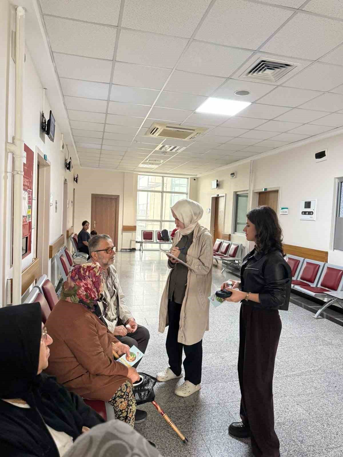 GÜMÜŞOVA İLÇE DEVLET HASTANESİ VE İLÇE TOPLUM SAĞLIĞI MERKEZİ EKİPLERİ TARAFINDAN ŞEKER TÜKETİMİNE DİKKAT HAFTASI KAPSAMINDA, SAĞLIKLI BESLENMENİN TEŞVİK EDİLMESİ VE AŞIRI ŞEKER TÜKETİMİNİN SAĞLIK ÜZERİNDEKİ ETKİLERİNE DİKKAT ÇEKİLMESİ AMACIYLA ETKİNLİK DÜZENLENDİ.