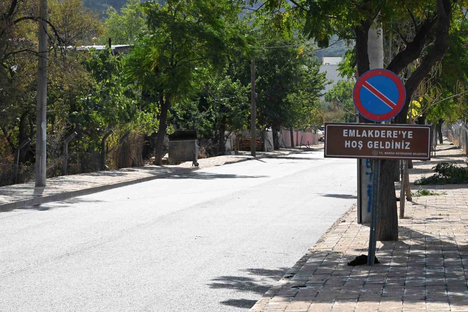 MANİSA BÜYÜKŞEHİR BELEDİYESİ, YUNUSEMRE İLÇESİNE BAĞLI EMLAKDERE MAHALLESİ’NDE YUKARI VE AŞAĞI MAHALLE SAKİNLERİNİN YOĞUN OLARAK KULLANDIĞI YAKLAŞIK 2 KİLOMETRELİK GÜZERGÂHTA SICAK ASFALT ÇALIŞMASINI TAMAMLADI. ORGANİZE SANAYİ BÖLGESİ’NE YAKINLIĞI NEDENİYLE YOĞUN KULLANILAN YOL, ÇALIŞMALARIN ARDINDAN DAHA GÜVENLİ VE KONFORLU HALE GETİRİLDİ.