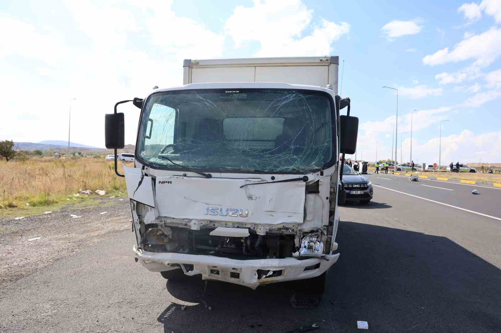 NEVŞEHİR’DE KAMYONET İLE OTOMOBİLİN ÇARPIŞMASI SONUCU MEYDANA GELEN TRAFİK KAZASINDA 2 KİŞİ HAYATINI KAYBETTİ