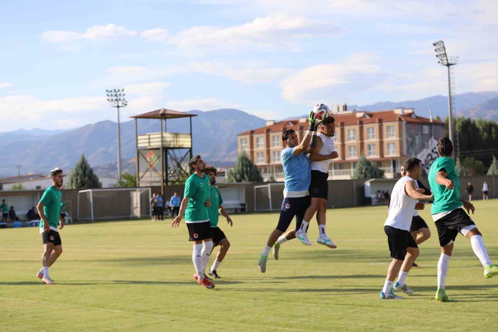 NAZİLLİ ŞEHİR SPOR KULÜBÜ, HAZIRLIK MAÇINDA KONUK ETTİĞİ İNCİRLİOVA BELEDİYESPOR İLE 1-1 BERABERE KALDI.