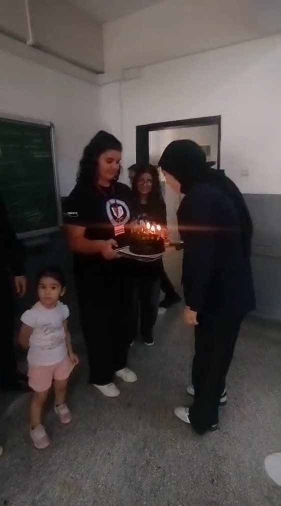 SINIF ARKADAŞLARI, BUSE'NİN KANSERİ YENMESİNİ PASTA KESEREK KUTLADI.