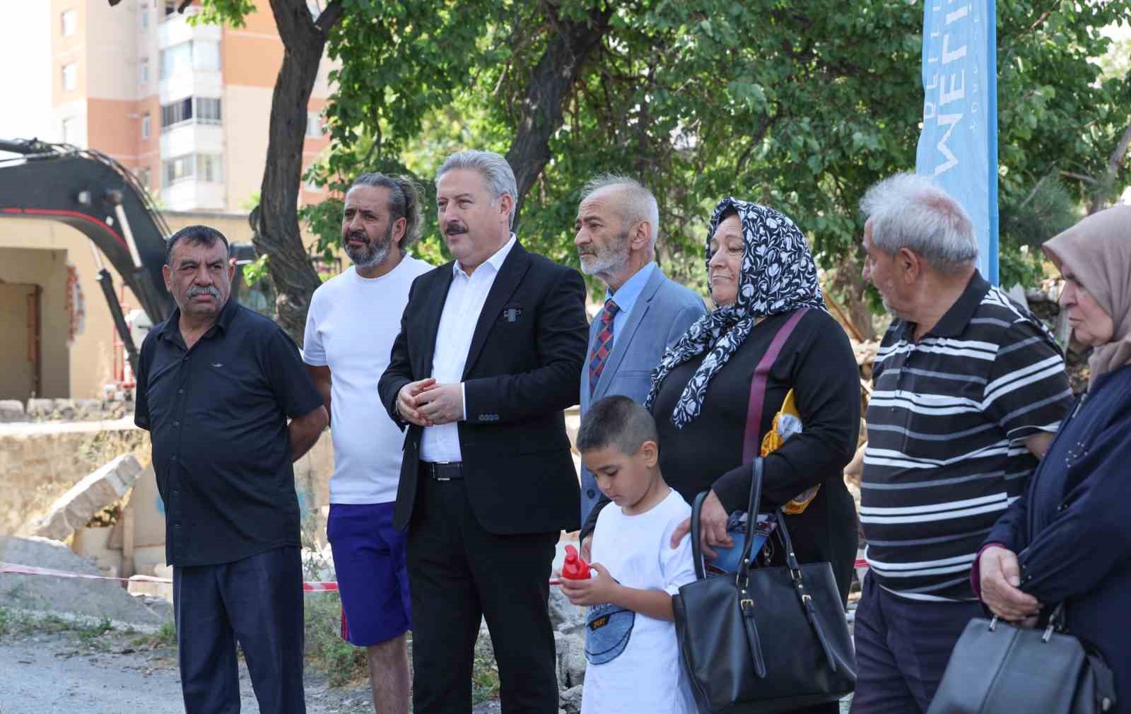 MELİKGAZİ'DE 11 FARKLI BÖLGEDE SÜRDÜRDÜĞÜ KENTSEL DÖNÜŞÜM ÇALIŞMALARINA HIZ KESMEDEN DEVAM EDEN MELİKGAZİ BELEDİYESİ; YILDIRIM BEYAZIT MAHALLESİ'NDE ÖMRÜNÜ TAMAMLAMIŞ 9 GECEKONDUNUN YIKIMINI GERÇEKLEŞTİRDİ.
