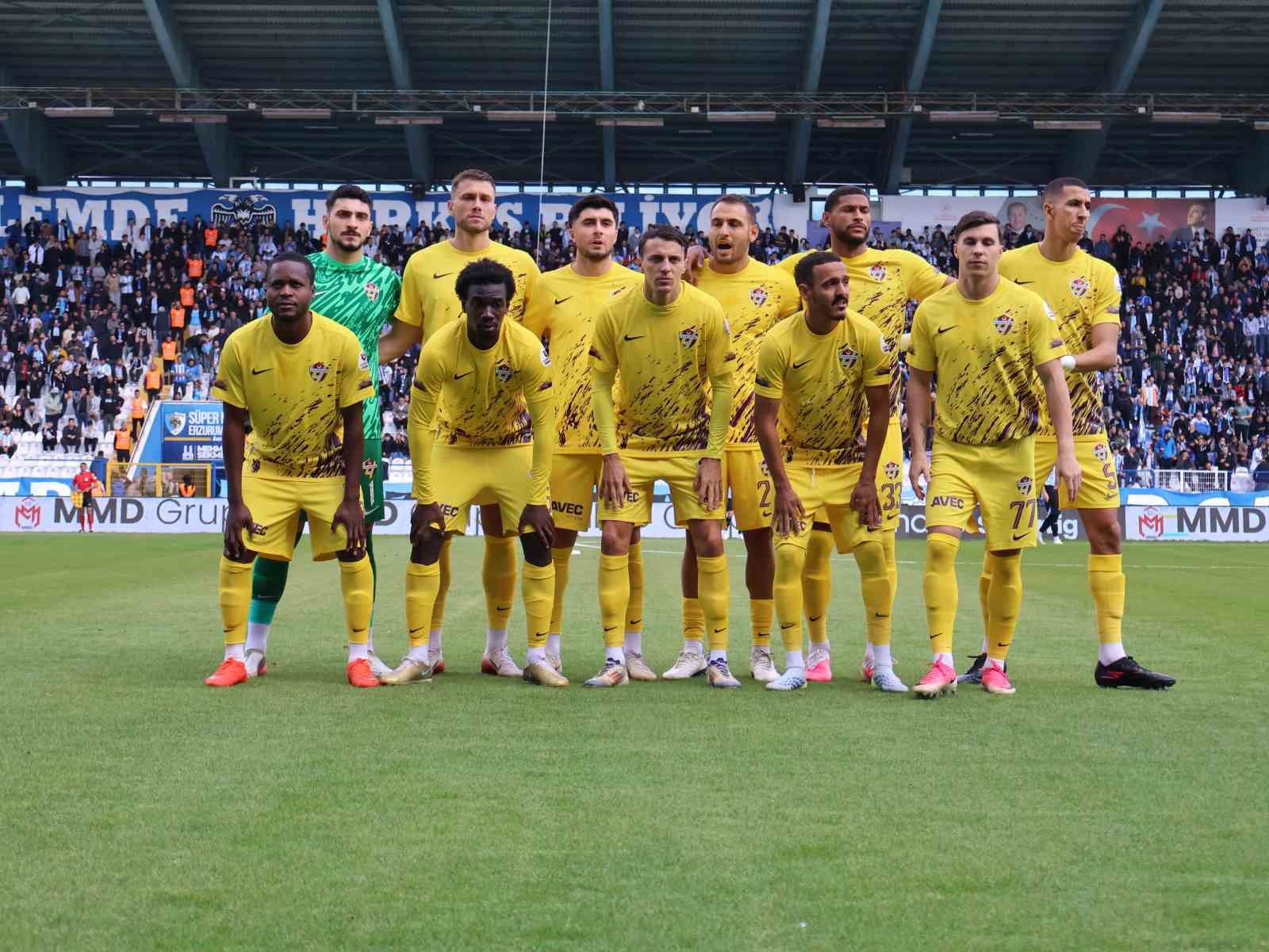 TRENDYOL SÜPER LİG'İN 8. HAFTASINDA ERZURUMSPOR FK, SAHASINDA EYÜPSPOR İLE KARŞI KARŞIYA GELİYOR. MÜCADELENİN İLK YARISI MAVİ-BEYAZLI EKİBİN 1-0 ÜSTÜNLÜĞÜYLE TAMAMLANDI.