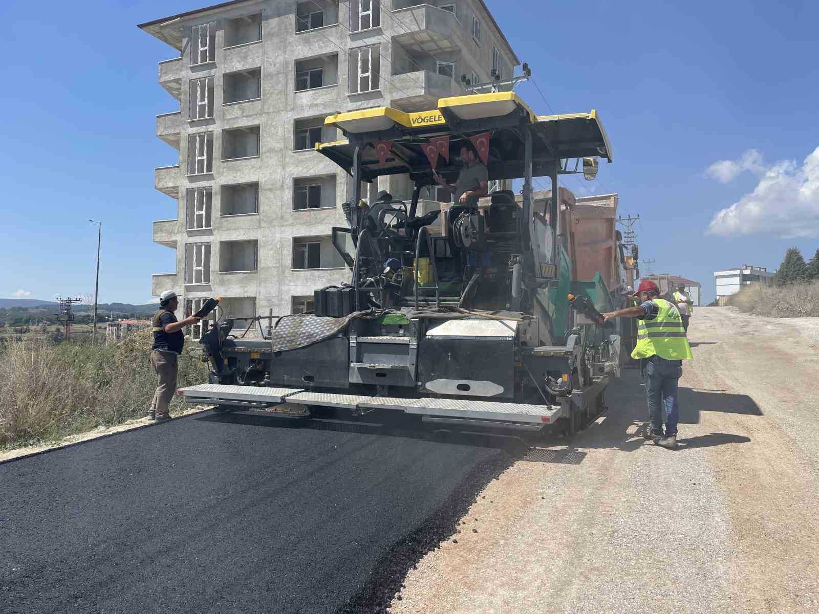 KAVAK DEVLET HASTANESİ YOLU SICAK ASFALTLA YENİLENİYOR