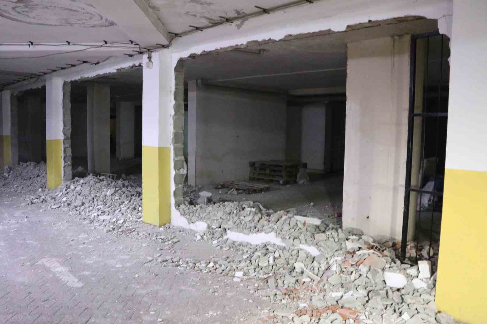 ADANA’DA İKİ İŞ MERKEZİ ARASINDA ORTAK OLDUĞU ÖNE SÜRÜLEN KAPALI OTOPARKIN KULLANIMI NEDENİYLE BAŞLAYAN ANLAŞMAZLIK MAHKEMEYE TAŞINIRKEN, TADİLAT MOLOZLARININ OTOPARK GİRİŞİNDE BİRİKMESİYLE ARAÇLAR İÇERİDE MAHSUR KALDI.