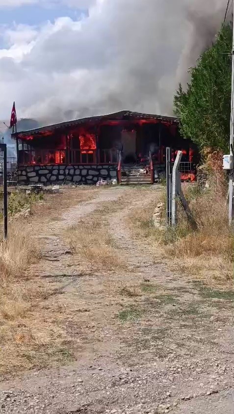 SİVAS’TA MÜSTAKİL BİR EVDE ÇIKAN YANGINDA EV TAMAMEN KULLANILAMAZ HALE GELDİ.