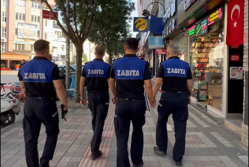 İNEGÖL BELEDİYESİ ZABITA MÜDÜRLÜĞÜ EKİPLERİ, ŞEHRİN ÖZELLİKLE ANA ARTERLERİNDE FAALİYET GÖSTEREN İŞLETMELERE YÖNELİK KALDIRIM İŞGALİ VE ÇEVRE TEMİZLİĞİ DENETİMİ GERÇEKLEŞTİRDİ. İŞLETME ÖNLERİNDE OLUŞAN KİRLİLİK VE YAYA GEÇİŞİNİ ENGELLEYEN UYGULAMALAR KONUSUNDA ESNAFLAR UYARILIRKEN, DENETİMLERİN KENT GENELİNDE ARALIKSIZ SÜRDÜRÜLECEĞİ BİLDİRİLDİ.