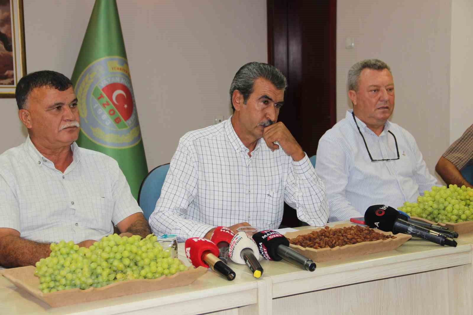 ŞEHZADELER ZİRAAT ODASI BAŞKANI HÜSEYİN ALTINDAĞ (ORTADAKİ), ODANIN TOPLANTI SALONUNDA YAPTIĞI AÇIKLAMADA 2026-2027 SEZONUNUN ÜRETİCİLER, İŞLETMELER VE İHRACATÇILAR AÇISINDAN KAZANÇLI GEÇMESİNİ TEMENNİ EDEREK, BU YIL DOĞAL AFETLERİN ÖNCEKİ YILLARA GÖRE DAHA AZ YAŞANMASININ REKOLTEYİ ARTIRDIĞINI SÖYLEDİ.