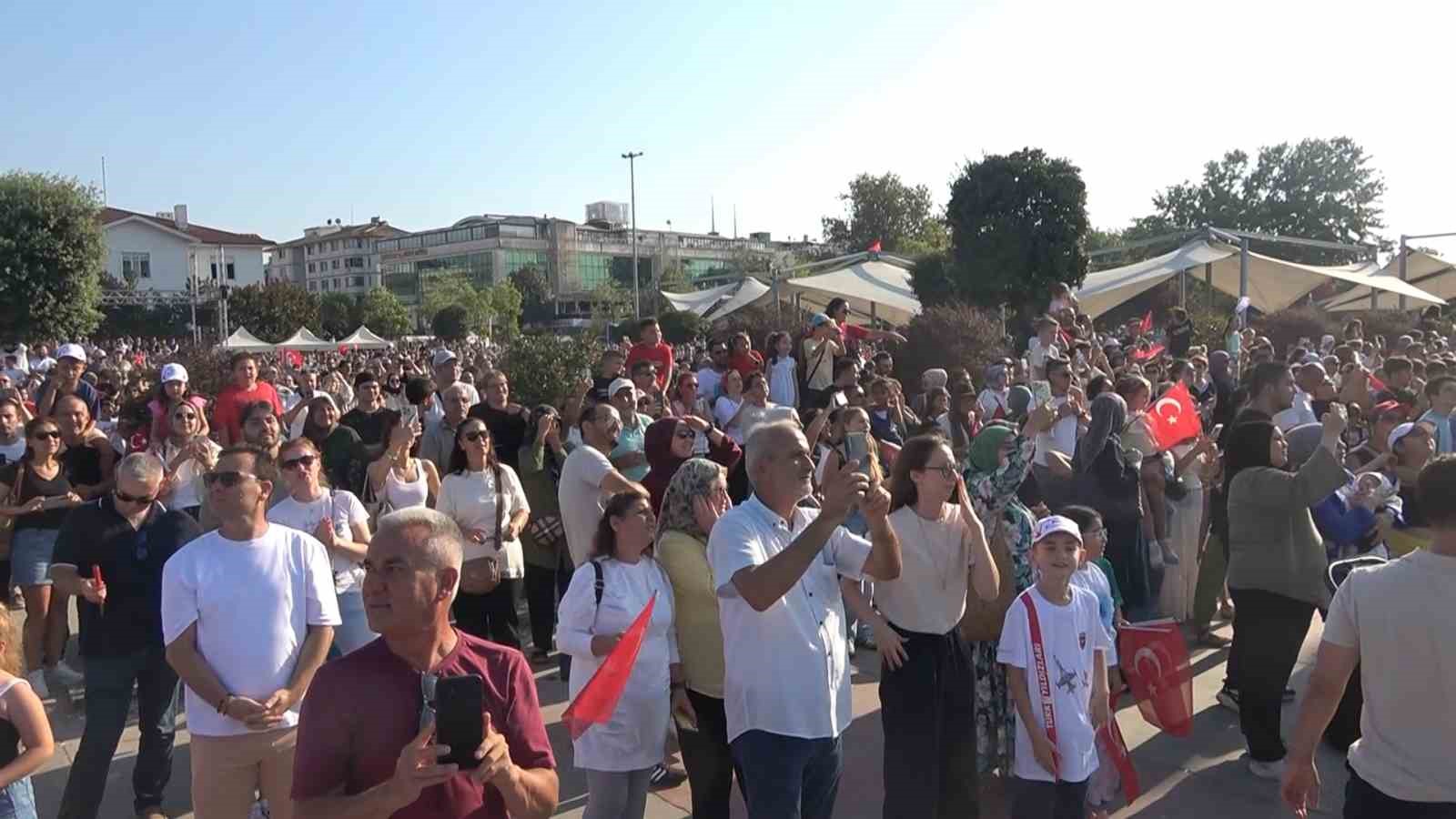 YALOVA’DA  TÜRK YILDIZLARI TARAFINDAN GÖSTERİ UÇUŞU GERÇEKLEŞTİRİLDİ.