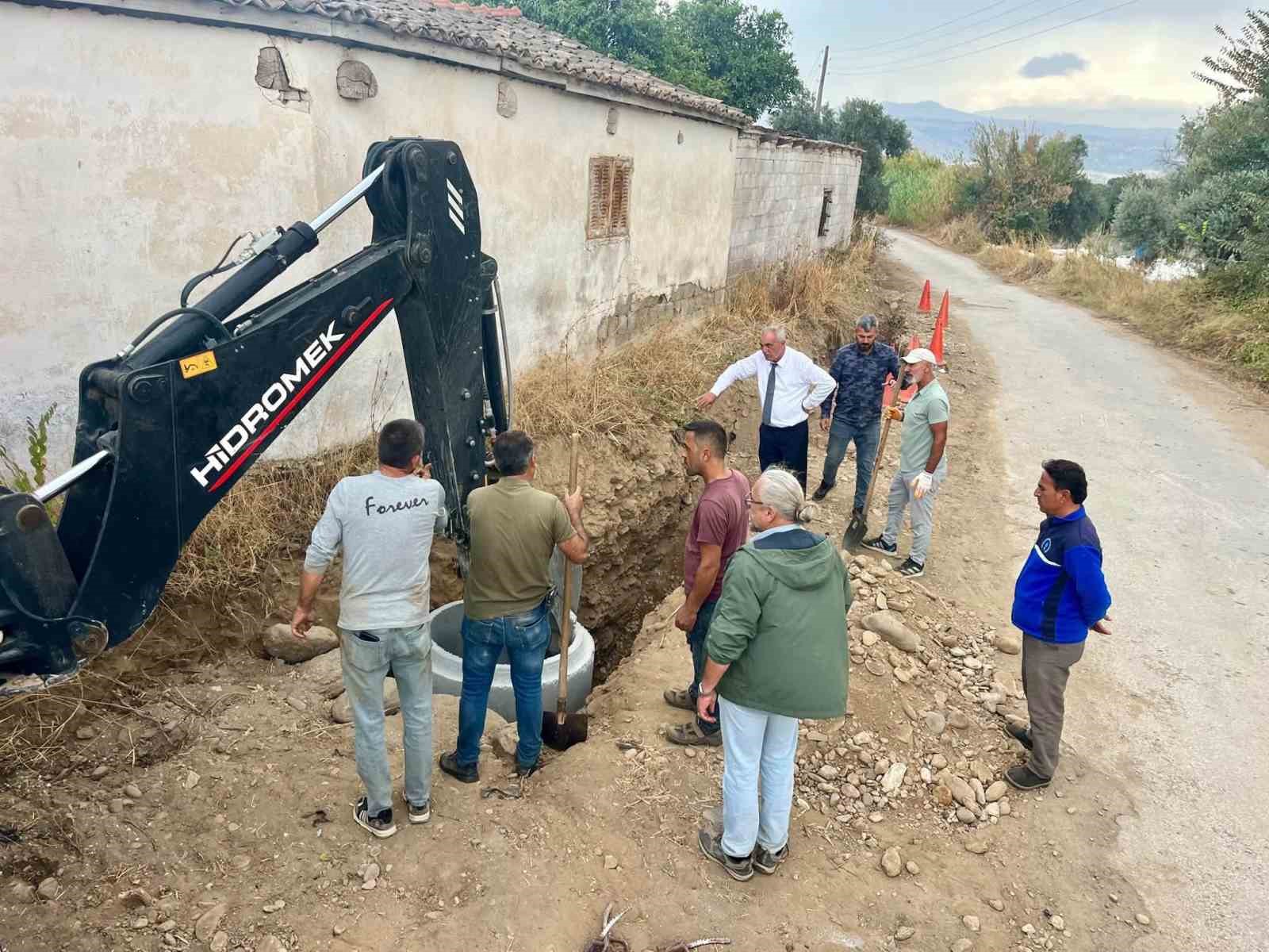 SULTANHİSAR BELEDİYESİ, İLÇE MERKEZİ VE MAHALLELERDE YÜRÜTTÜĞÜ ÇALIŞMALARI SÜRDÜRÜRKEN BELEDİYE BAŞKANI OSMAN YILDIRIMKAYA, SAHADAKİ ÇALIŞMALARI YAKINDAN TAKİP EDEREK VATANDAŞLARIN İHTİYAÇLARINA GÖRE HAREKET ETTİKLERİNİ BELİRTTİ.