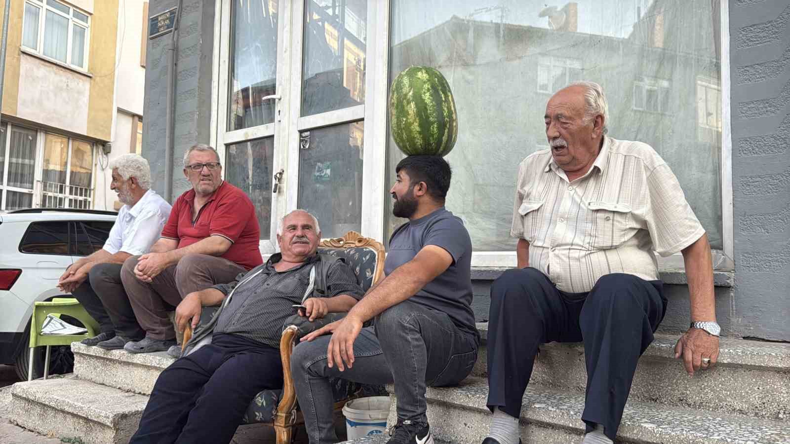 ÇOCUK YAŞTA SİMİT SATARKEN KEŞFETTİĞİ DENGE YETENEĞİNİ YILLAR İÇİNDE GELİŞTİREN ESKİŞEHİR’DE YAŞAYAN İNŞAAT USTASI MUSTAFA DURMAZ, KAFASINDA KİLOLARCA AĞIRLIKTA OLAN KARPUZ VARKEN; BİSİKLET BİNEBİLİYOR, HALAY ÇEKEBİLİYOR VE KOŞABİLİYOR.