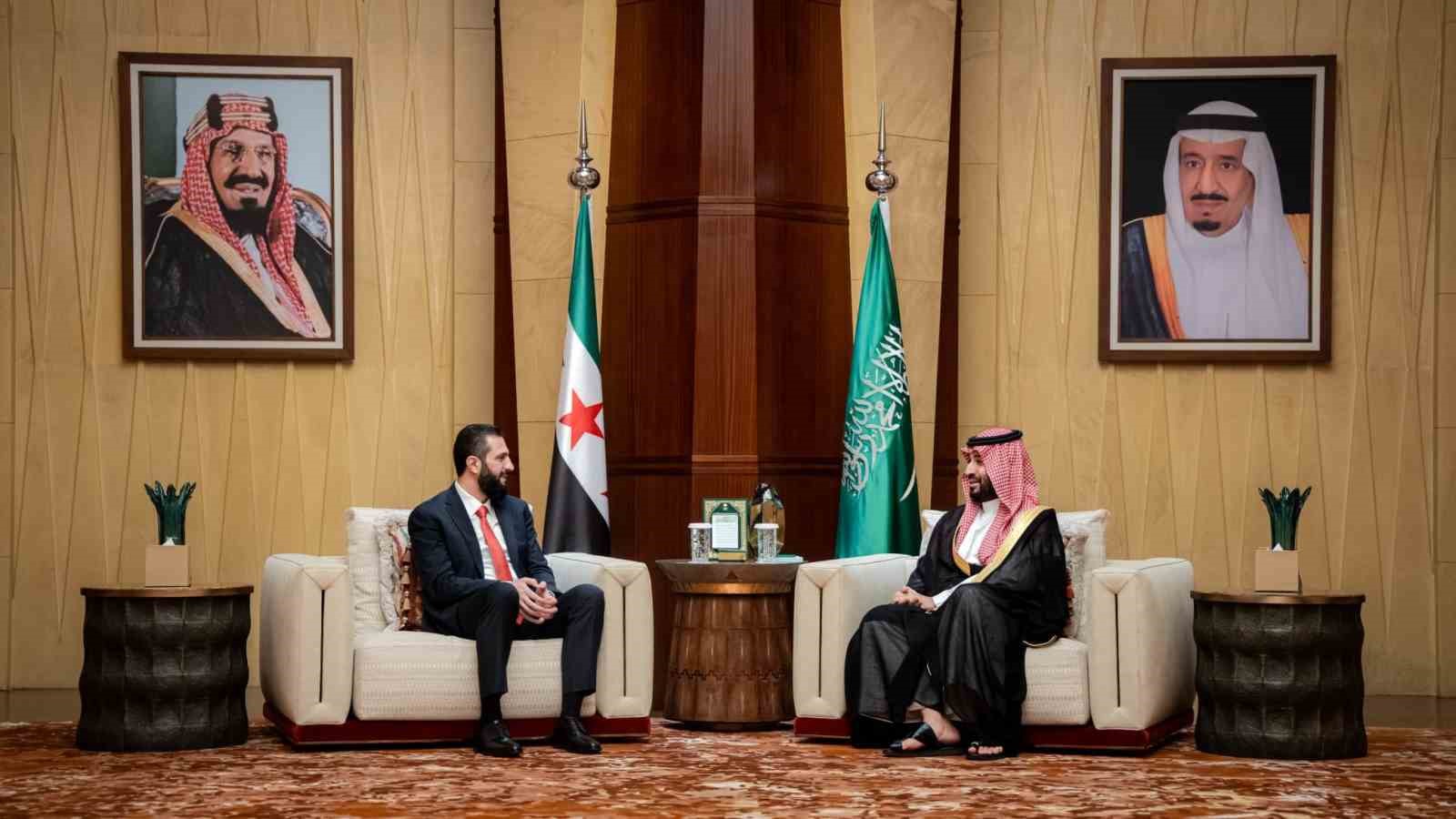 SURİYE DEVLET BAŞKANI AHMED EŞ-ŞARA, SUUDİ ARABİSTAN’IN BAŞKENTİ RİYAD’A GERÇEKLEŞTİRDİĞİ RESMİ ZİYARET KAPSAMINDA SUUDİ ARABİSTAN VELİAHT PRENSİ MUHAMMED BİN SELMAN İLE BİR ARAYA GELDİ.