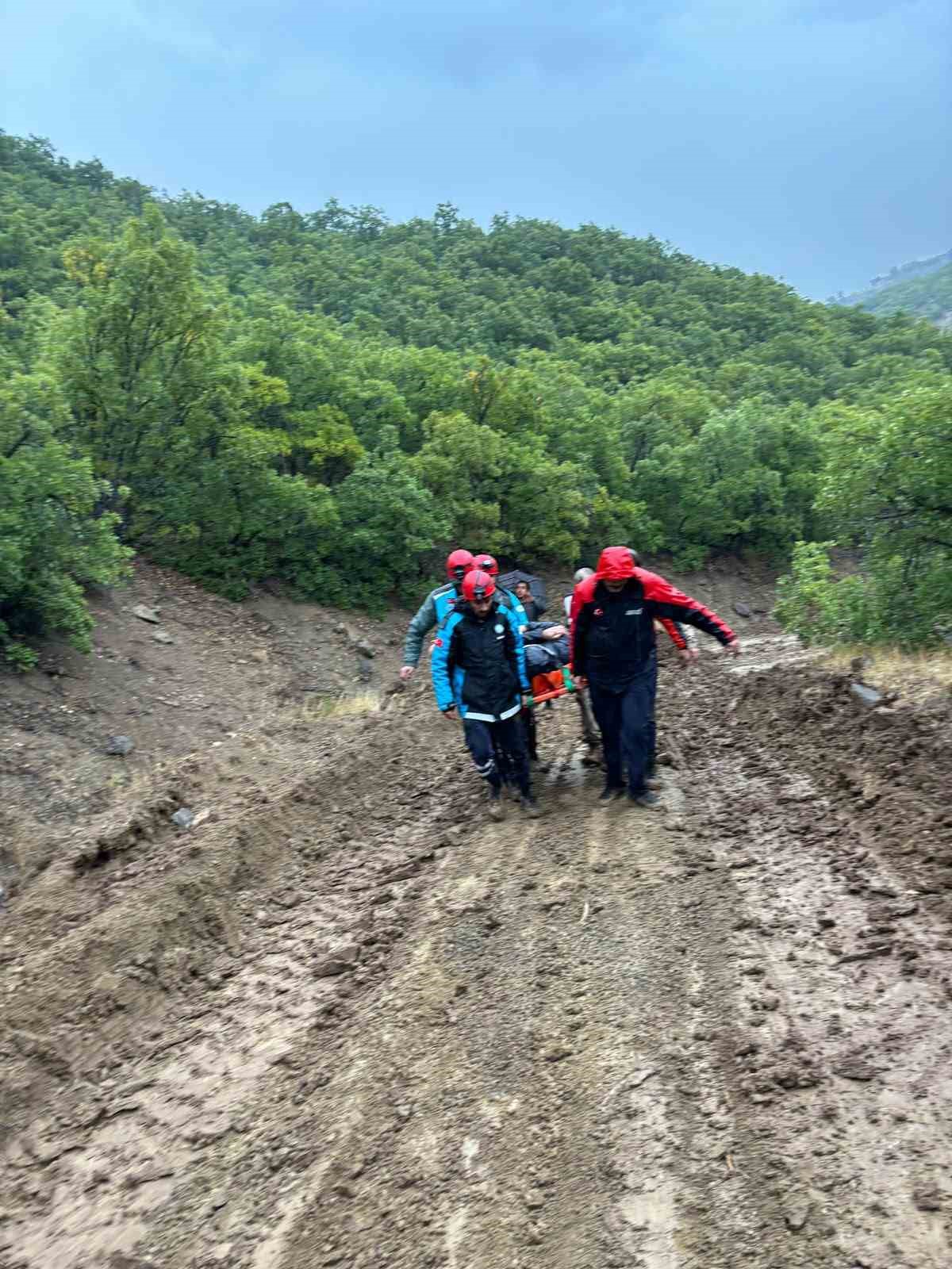 TUNCELİ’NİN NAZIMİYE İLÇESİNDE YOĞUN YAĞIŞ NEDENİYLE YOLU KAPANAN GERİŞ KÖYÜNDEKİ ENGELLİ VATANDAŞA EKİPLER ULAŞTI.