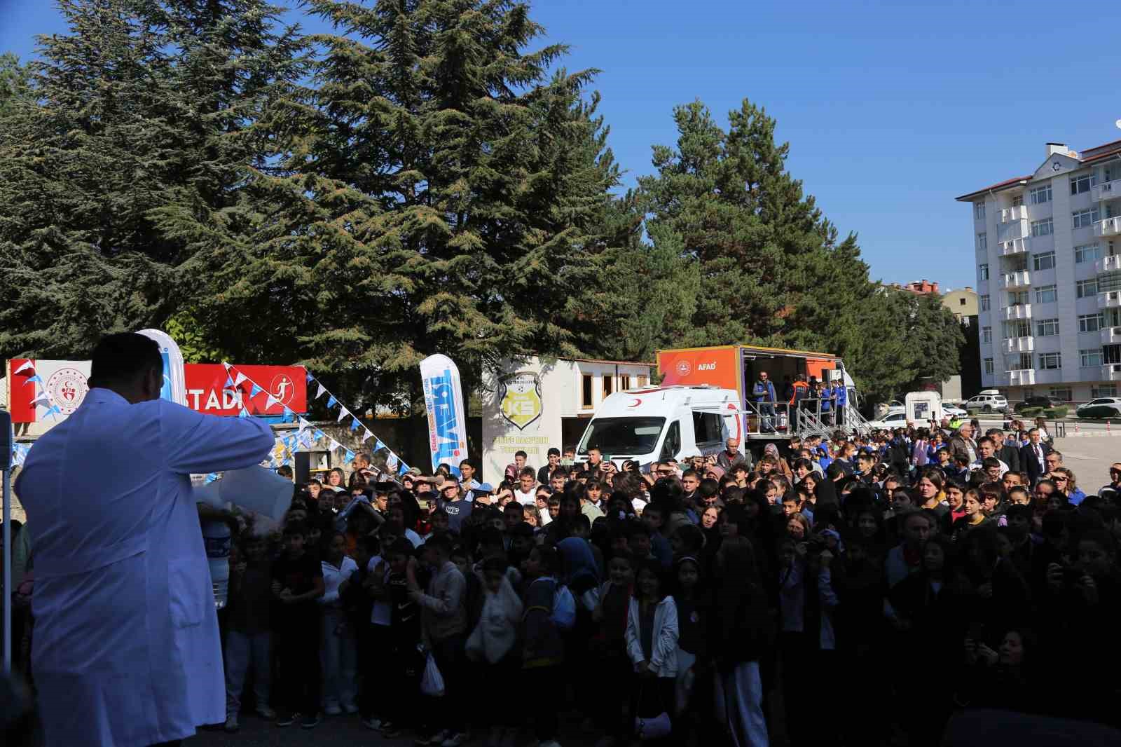 BİLİM ŞENLİĞİ ALANININ DIŞINDA DA ÖĞRENCİLERİN VE VATANDAŞLARIN İLGİSİNİ ÇEKEN ÇEŞİTLİ GÖSTERİLER GERÇEKLEŞTİRİLDİ.