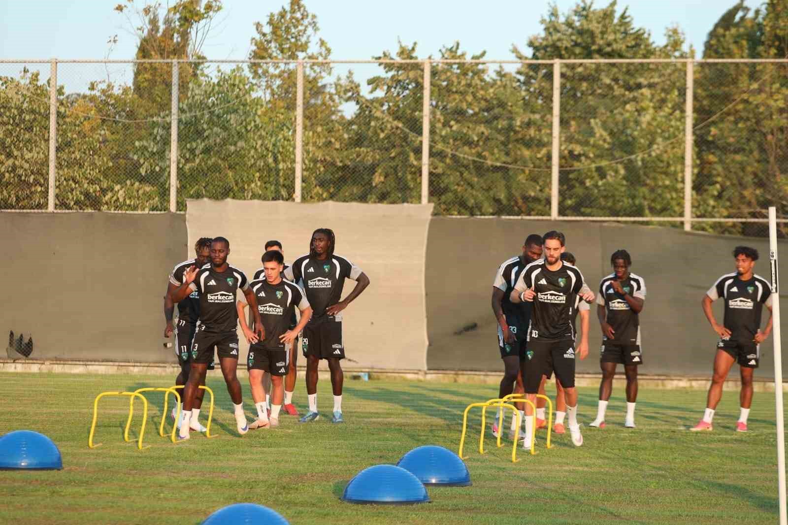 KOCAELİSPOR PAZARTESİ GECESİ TARAFTARI ÖNÜNDE OYNAYACAĞI İLK İÇ SAHA MAÇININ HAZIRLIKLARINI SÜRDÜRÜYOR