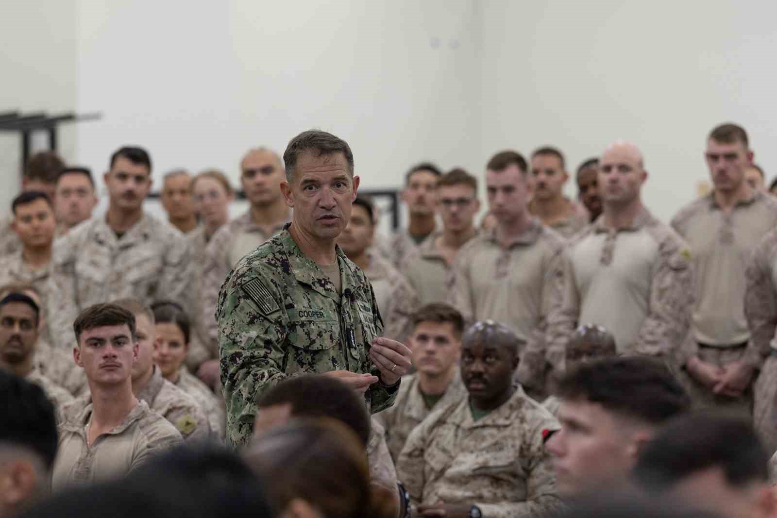 CENTCOM KOMUTANI COOPER HÜRMÜZ BOĞAZI ÜZERİNDEN HELİKOPTERLE UÇUŞ GERÇEKLEŞTİRDİ
