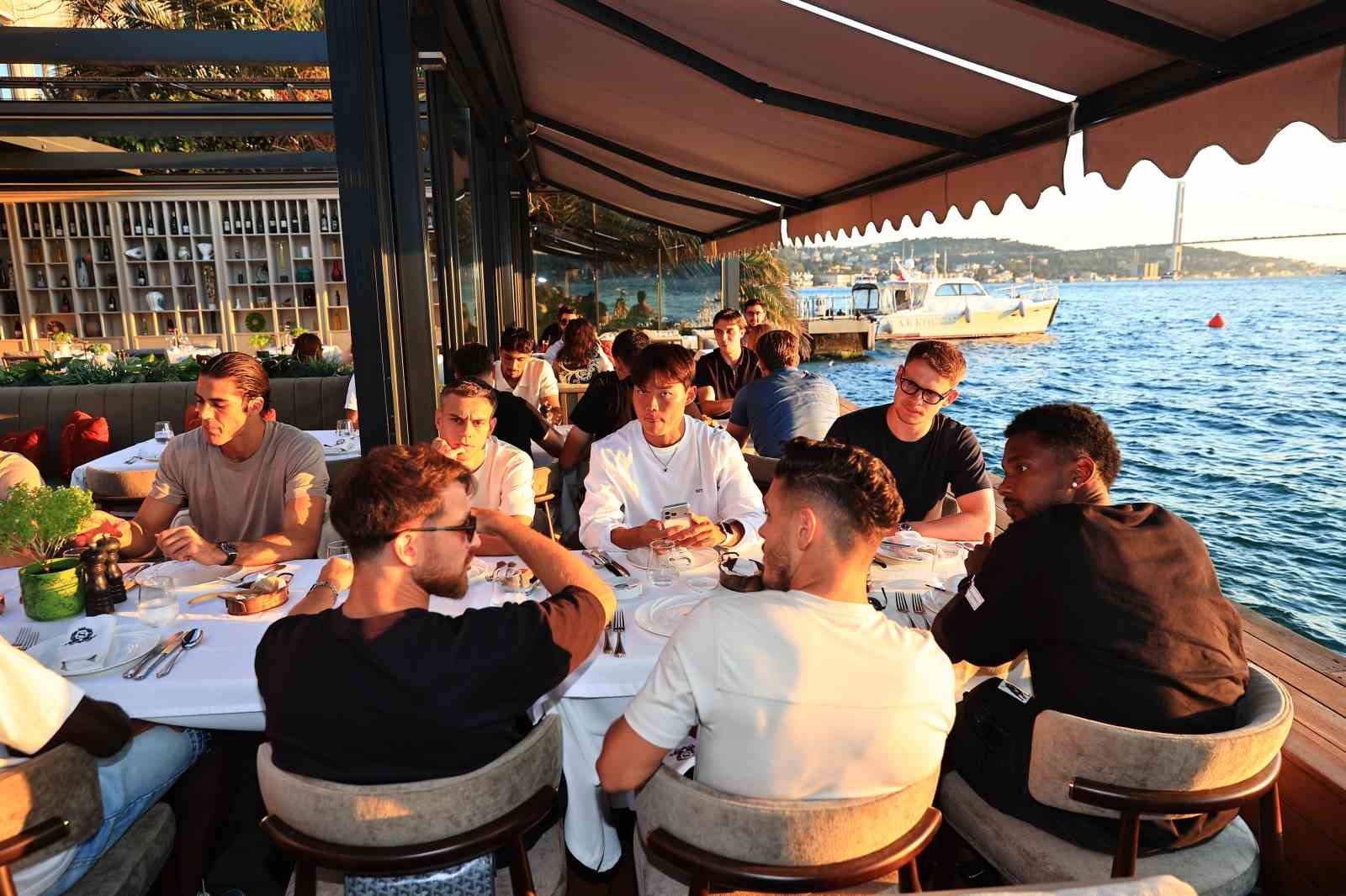 BEŞİKTAŞ FUTBOL A TAKIMI OYUNCULARI VE TEKNİK EKİP, TEKNİK DİREKTÖR VİNCENZO ITALİANO'NUN EV SAHİPLİĞİNDE AKŞAM YEMEĞİNDE BİR ARAYA GELDİ.