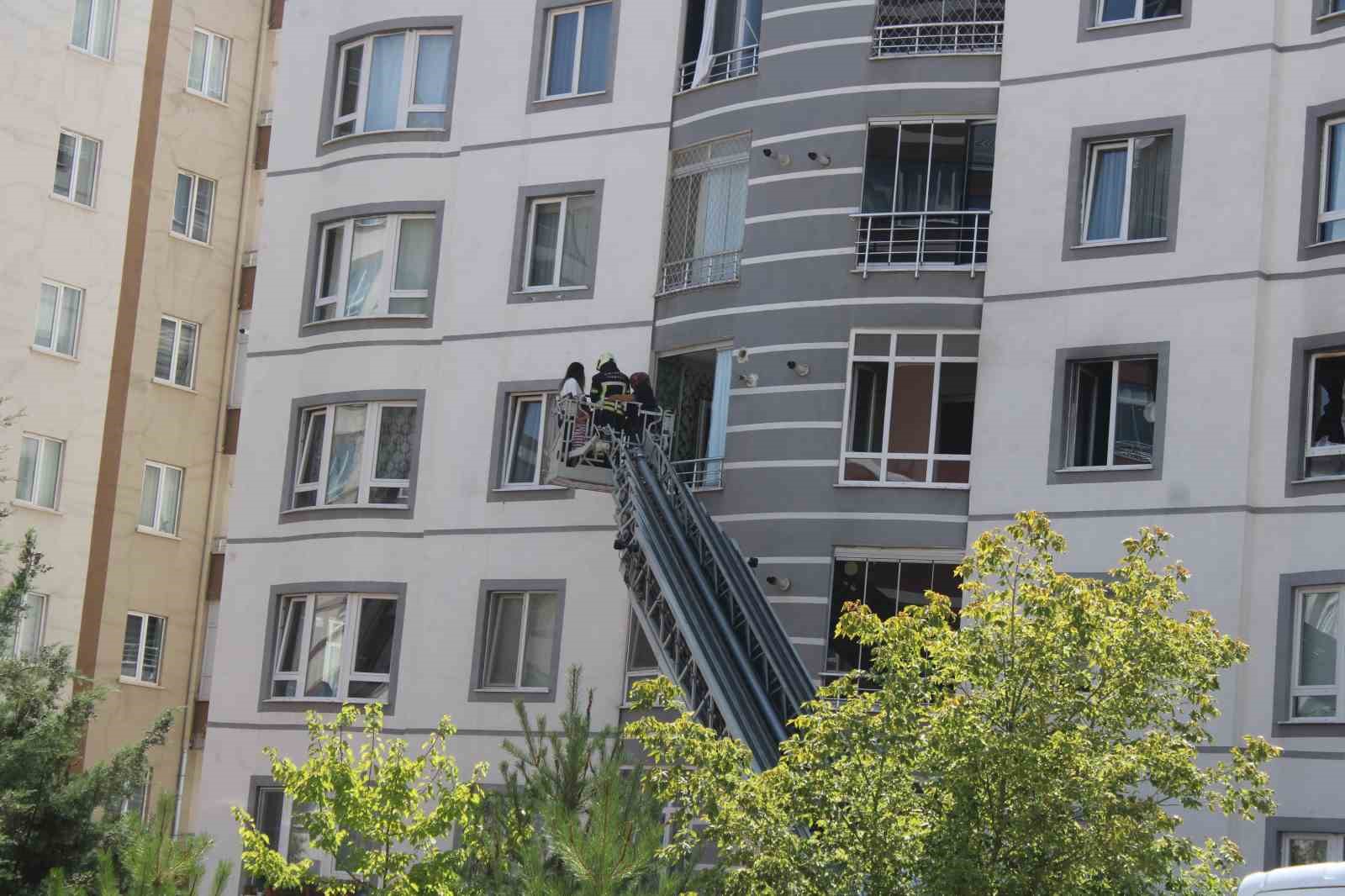 YANGININ ÇIKTIĞI EVDE BULUNAN 1'İ ÇOCUK 3 KİŞİ, İTFAİYE EKİPLERİ TARAFINDAN KURTARILDI.