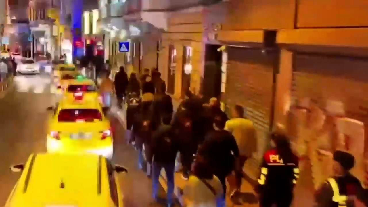 BEYOĞLU’NDA YERLİ VE YABANCI ZİYARETÇİLERİN HUZUR VE GÜVENLİĞİNİN SAĞLANMASINA YÖNELİK GERÇEKLEŞTİRİLEN DENETİMLERDE 610 KİŞİNİN GBT SORGUSU YAPILDI. ÇEŞİTLİ SUÇLARDAN ARANAN 11 ŞAHIS YAKALANIRKEN, TURİSTLERE YÖNELİK HANUTÇULUK YAPTIĞI BELİRLENEN 35 KİŞİ HAKKINDA İŞLEM UYGULANDI. DENETİMLERDE 10 İŞ YERİ KAPATILIRKEN, MEVZUATA AYKIRILIK TESPİT EDİLEN EĞLENCE MEKANLARINA TOPLAM 725 BİN TL İDARİ PARA CEZASI KESİLDİ.