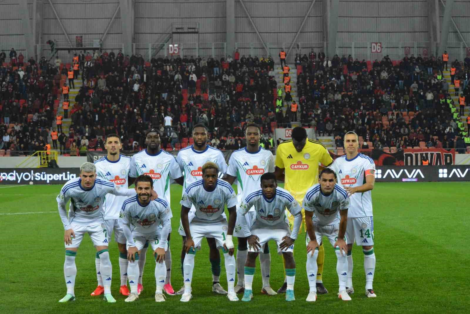 TRENDYOL SÜPER LİG'İN 8. HAFTASINDA ÇORUM FK, ÇAYKUR RİZESPOR’U KONUK EDİYOR. KARŞILAŞMADA 15 DAKİKA GOLSÜZ EŞİTLİKLE GEÇİLDİ.