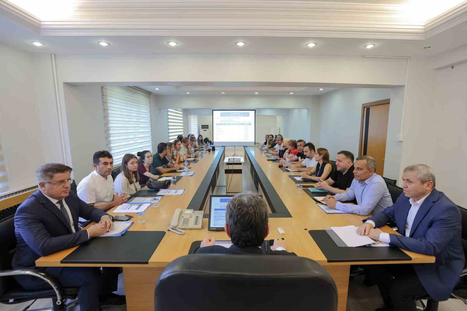 EĞİTİM YATIRIMLARININ DEĞERLENDİRİLDİĞİ TOPLANTI, SAMSUN VALİSİ ORHAN TAVLI’NIN BAŞKANLIĞINDA GERÇEKLEŞTİRİLDİ. TOPLANTIYA İLKADIM KAYMAKAMI VE YİKOB BAŞKANI ABDULKADİR DEMİR, İL MİLLÎ EĞİTİM MÜDÜRÜ DR. MURAT AĞAR, YATIRIM İZLEME MÜDÜRÜ FATİH ERCAN İLE İLGİLİ ŞUBE MÜDÜRLERİ, ŞEFLER VE PERSONEL KATILDI.