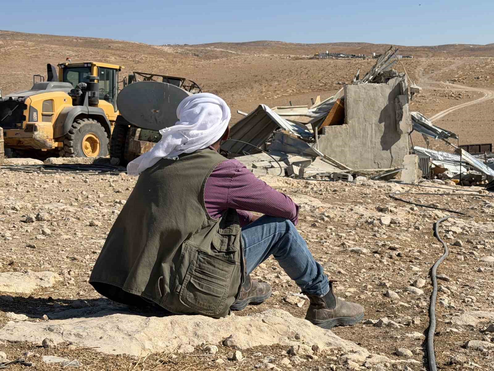 İSRAİL ASKERLERİ, EL HALİL'İN AL-FAKHİT KÖYÜNDE YAŞAYAN 8 KİŞİLİK FİLİSTİNLİ SABHA AİLESİNİN EVİNİ, SU KUYUSUNU VE AĞILINI YIKTI.
