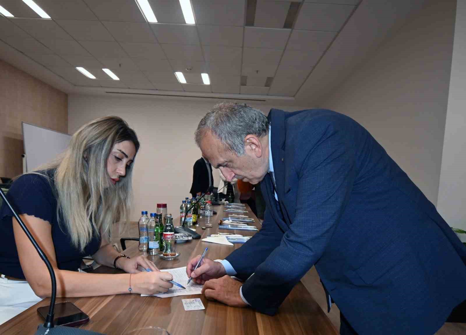 MANİSA TİCARET VE SANAYİ ODASI’NDA 2026-2030 DÖNEMİ ORGAN SEÇİMLERİ TAMAMLANDI. YÖNETİM KURULU BAŞKANLIĞI SEÇİMİNDE MEHMET YILMAZ’IN ÖNCÜLÜĞÜNDEKİ SARI LİSTE 54 OY ALIRKEN, GENCAY ESENDAĞ’IN BEYAZ LİSTESİ 6 OYDA KALDI. GEÇERLİ OYLARIN ÇOK BÜYÜK ÇOĞUNLUĞUNU ALAN MEHMET YILMAZ, ÜÇÜNCÜ KEZ YÖNETİM KURULU BAŞKANLIĞINA SEÇİLEREK GÜVEN TAZELEDİ.