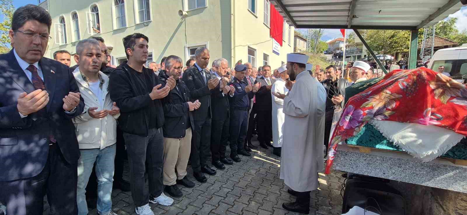 İSTANBUL’UN BAŞAKŞEHİR İLÇESİNDE BİR OKULDA MEYDANA GELEN BIÇAKLI SALDIRIDA AĞIR YARALANARAK HAYATINI KAYBEDEN 10 YAŞINDAKİ ESLEM SARE BULUT, MEMLEKETİ BARTIN’DA DÜZENLENEN CENAZE TÖRENİNİN ARDINDAN AİLE MEZARLIĞINA DEFNEDİLDİ.