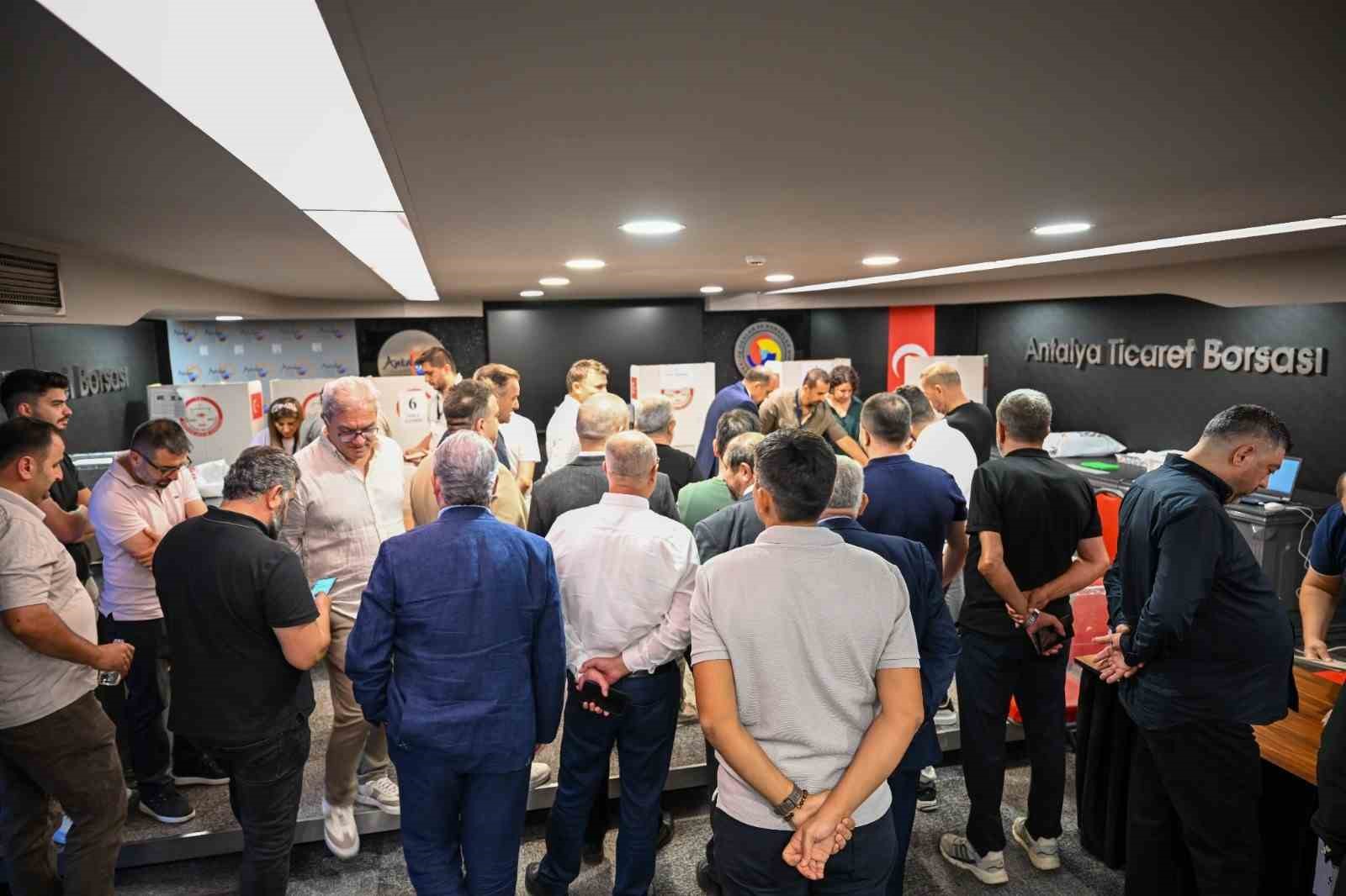 ANTALYA TİCARET BORSASI’NDA (ATB) 2026-2030 ÇALIŞMA DÖNEMİNDE GÖREV YAPACAK MESLEK KOMİTESİ VE MECLİS ÜYELERİNİN BELİRLENDİĞİ SEÇİMLER GERÇEKLEŞTİRİLDİ. BORSA MECLİS SALONU’NDA YAPILAN SEÇİMLERDE, 7 MESLEK KOMİTESİNDE GÖREV ALACAK ÜYELER İLE MECLİS ASİL VE YEDEK ÜYELERİ İÇİN SANDIK KURULDU.