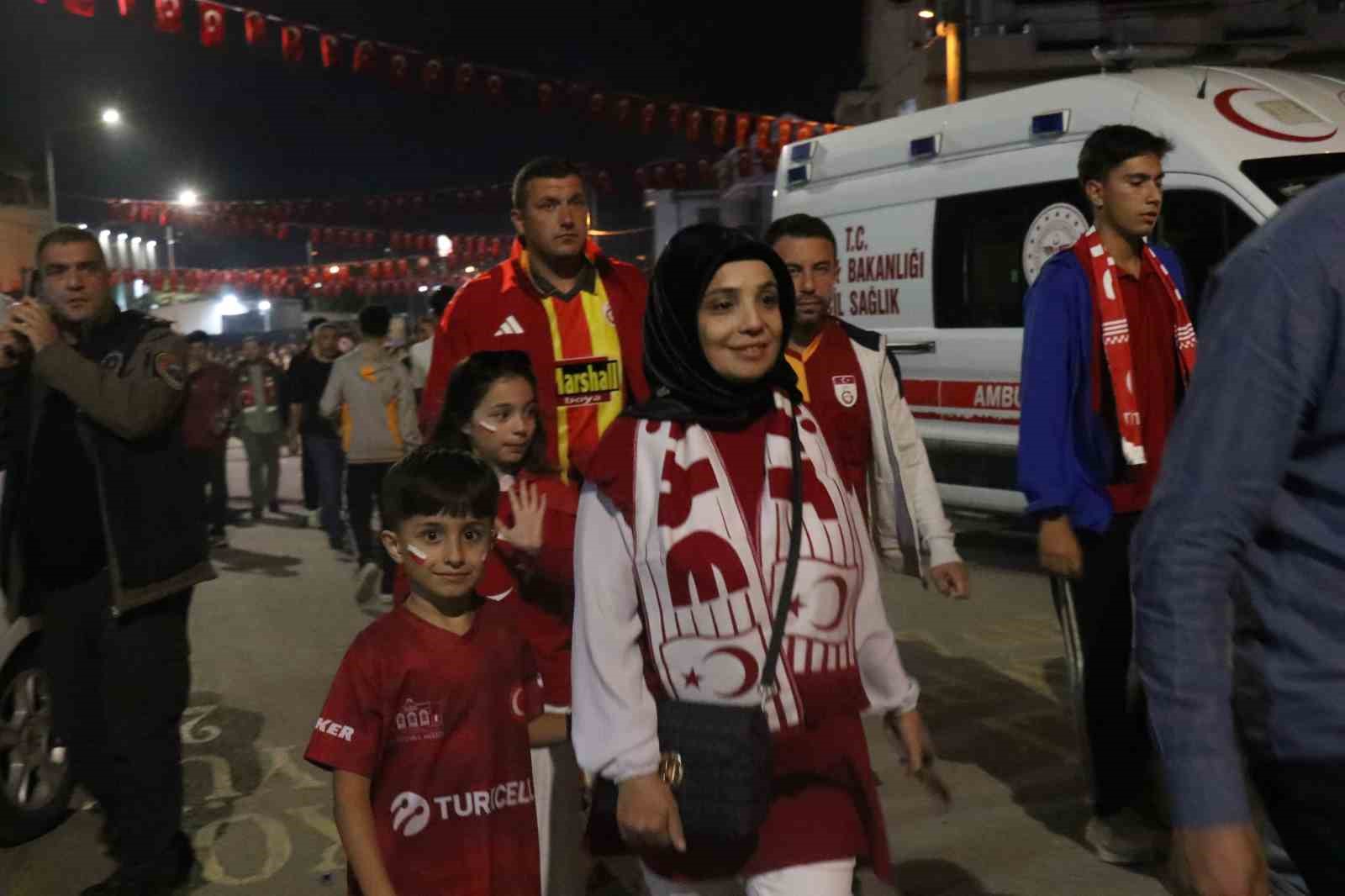 UEFA ULUSLAR A LİGİ 1. GRUP'TAKİ İLK MAÇINDA A MİLLİ FUTBOL TAKIMIN, KOCAELİ STADYUMU'NDA FRANSA İLE KARŞI KARŞIYA GELECEĞİ MAÇA DAKİKALAR KALA, STADYUM GİRİŞİNDE BİNLERCE TARAFTAR RENKLİ GÖRÜNTÜLER OLUŞTURDU.