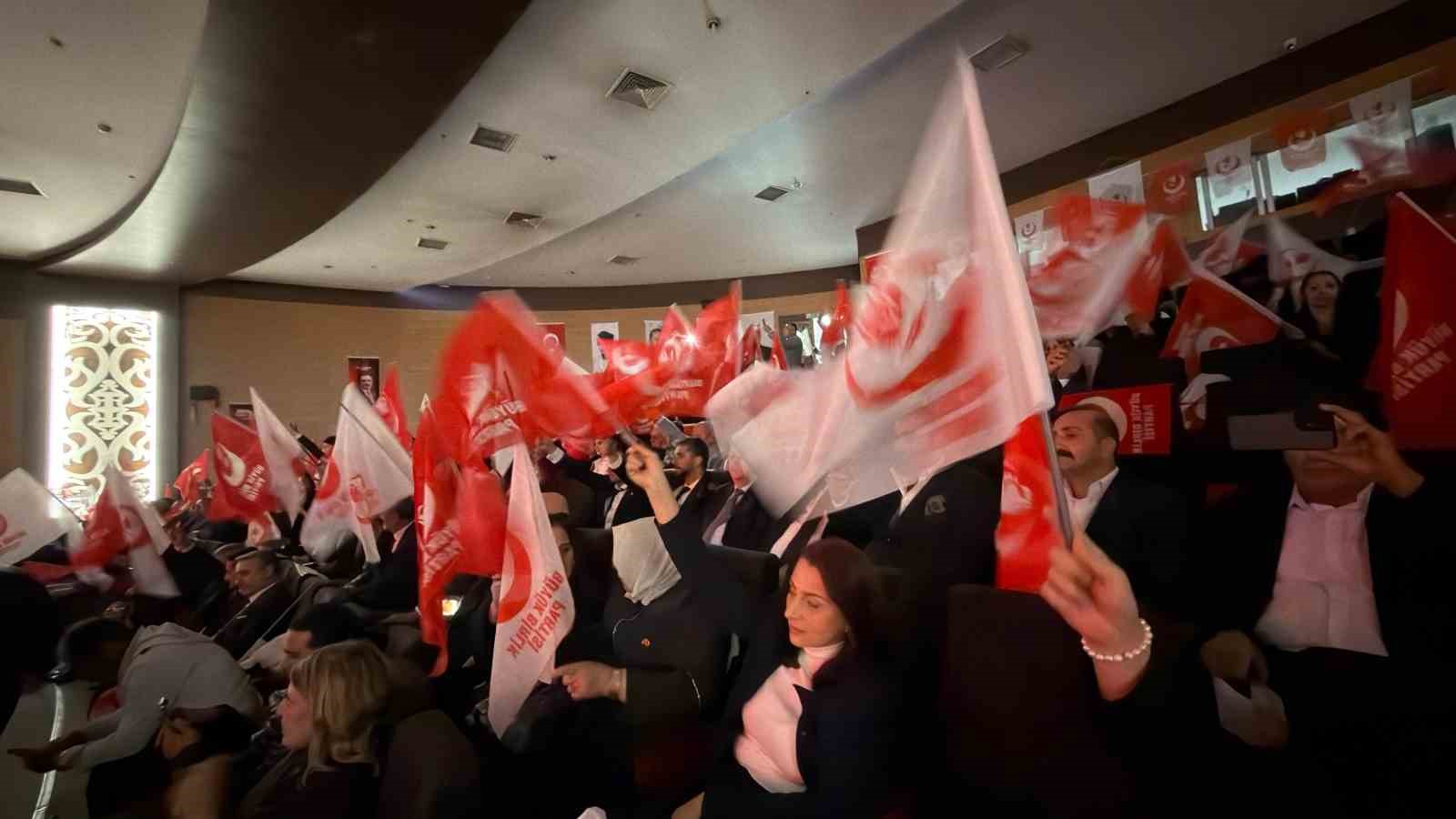 BÜYÜK BİRLİK PARTİSİ (BBP) LİDERİ MUSTAFA DESTİCİ, "HAYAT PAHALILIĞI KARŞISINDA VATANDAŞIMIZIN YAŞADIĞI SIKINTININ FARKINDAYIZ. ENFLASYONLA MÜCADELE, ÜRETİMİN GÜÇLENMESİ VE GELİR DAĞILIMININ İYİLEŞMESİYLE BİRLİKTE YÜRÜTÜLMELİDİR" DEDİ.