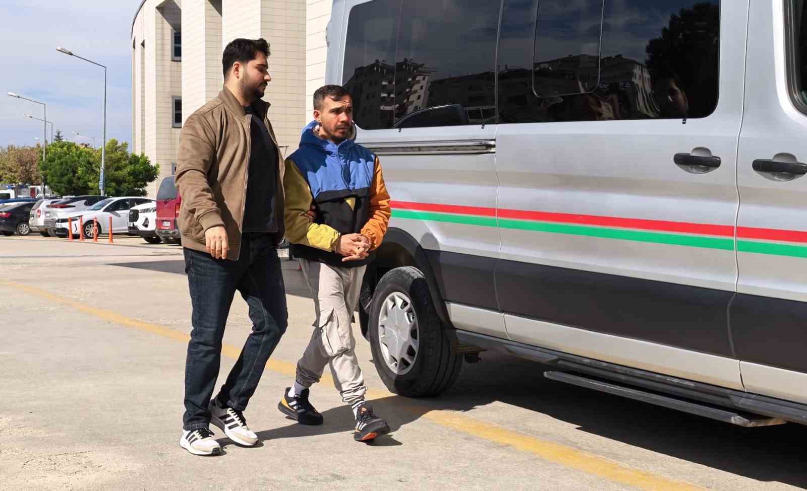BURSA’NIN İNEGÖL İLÇESİNDE NARKOTİK EKİPLERİNİN TAKİBE ALDIĞI CENGİZ B., KAÇMAYA ÇALIŞIRKEN KOVALAMACA SONUCU YAKALANDI.