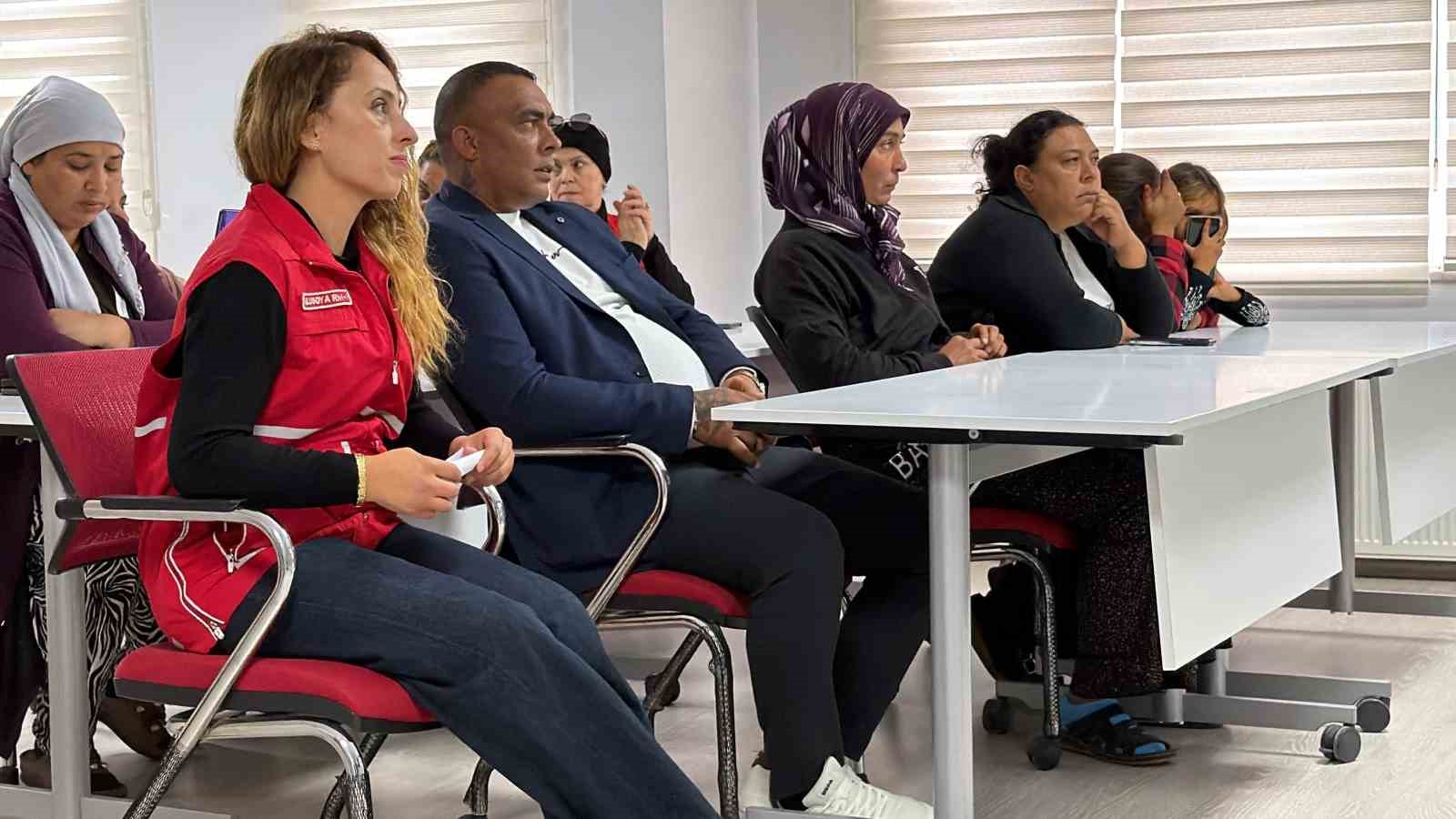 TÜRK KIZILAY BOLU ŞUBESİ TARAFINDAN YÜRÜTÜLEN "SIFIR ATIĞA EMEK, GELECEĞE DESTEK" PROJESİ KAPSAMINDA BAĞIMSIZ ATIK TOPLAYICILARINA TRAFİK GÜVENLİĞİ VE GÜVENLİ PATPAT KULLANIMI EĞİTİMİ VERİLDİ.