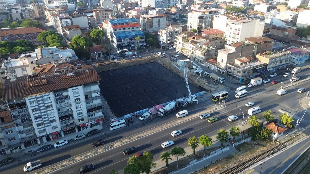 AYDIN'IN İNCİRLİOVA İLÇESİNDE HAYATA GEÇİRİLEN YENİ CUMHURİYET MEYDANI VE YERALTI OTOPARKI PROJESİ’NDE TEMEL DONATI ÇALIŞMALARI TAMAMLANIRKEN, YAKLAŞIK 150 TON DEMİR KULLANILAN YAPININ TEMEL BETONUNUN DÖKÜMÜNE BAŞLANDI.