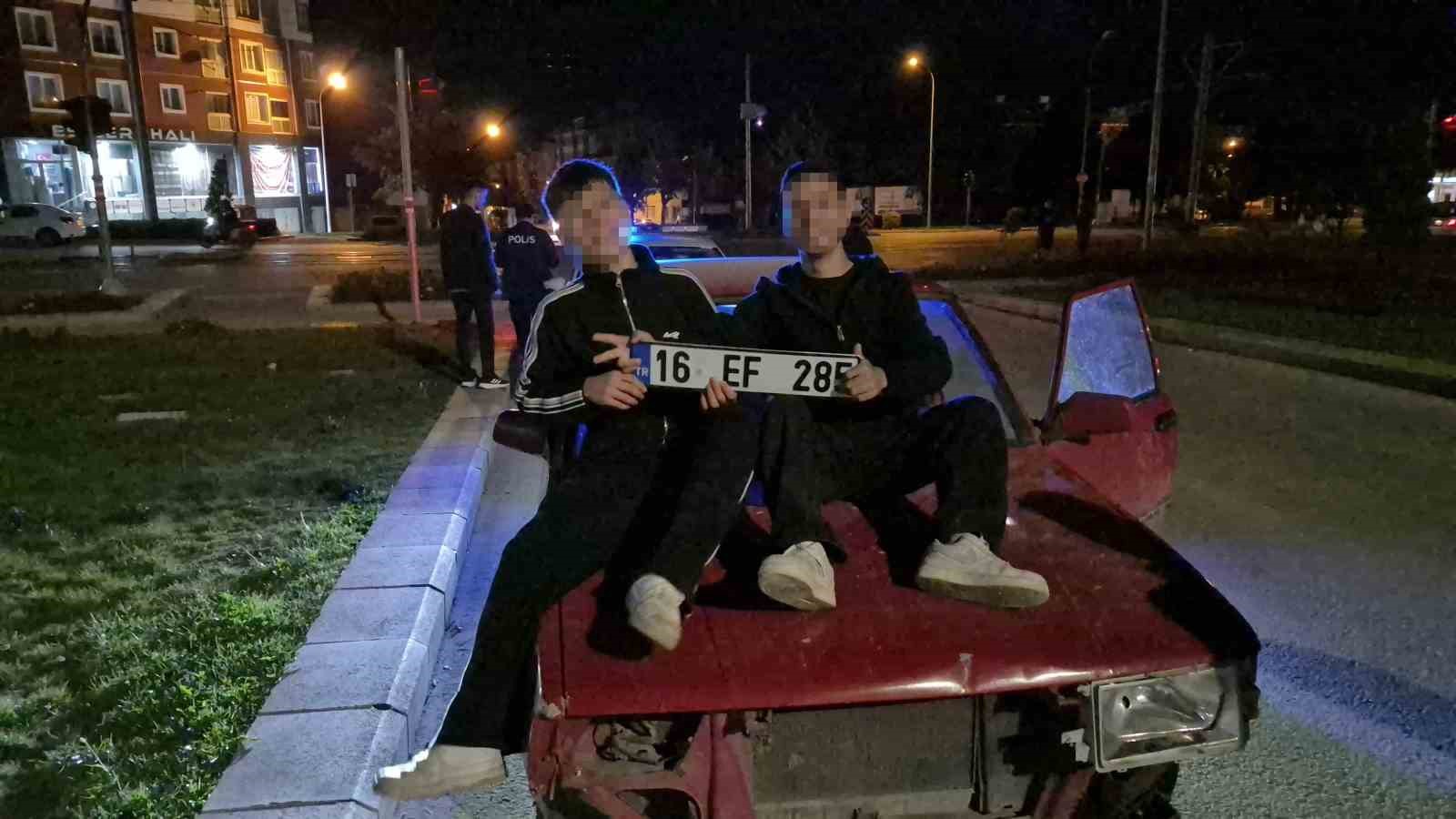 ESKİŞEHİR'DE EHLİYETİNE EL KONULDUĞU HALDE ARAÇ KULLANAN SÜRÜCÜYE POLİS EKİPLERİNCE 200 BİN TL CEZA YAZILDI. EKİPLERİN GEREKLİ İŞLEMLERİ YAPTIĞI ESNADA SÜRÜCÜNÜN ARKADAŞLARI ARAÇ ÖNÜNDE PLAKA İLE KAMERALARA GÜLEREK POZ VERİRKEN, CEZANIN TUTARINI DUYUNCA BÜYÜK ÜZÜNTÜ YAŞADILAR.