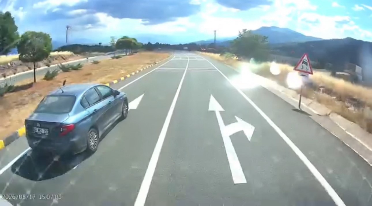 KARABÜK-BARTIN KARA YOLUNDA TIRI HATALI SOLLAYAN OTOMOBİL SÜRÜCÜSÜ, KARŞI YÖNDEN GELEN ARAÇLA ÇARPIŞMAKTAN SON ANDA KURTULURKEN, ARDINDAN TIR SÜRÜCÜSÜNE EL HAREKETİ YAPTIĞI ANLAR KAMERAYA YANSIDI.