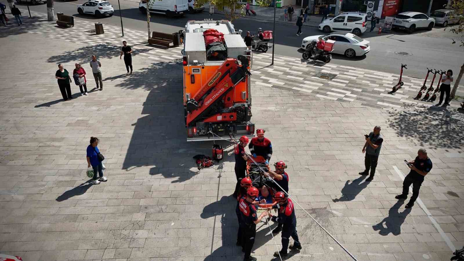 İZSU GENEL MÜDÜRLÜĞÜ BUCA ŞUBE MÜDÜRLÜĞÜ HİZMET BİNASINDA, OLASI YANGIN VE ACİL DURUMLARA KARŞI HAZIRLIKLARIN GÜÇLENDİRİLMESİ AMACIYLA YANGIN VE KURTARMA TATBİKATI GERÇEKLEŞTİRİLDİ.
