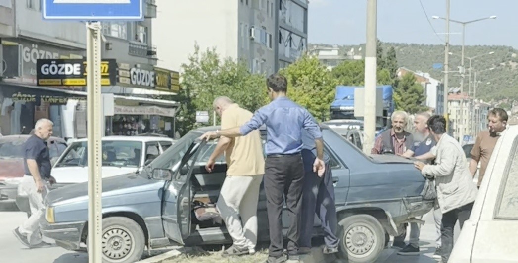 SİNOP’UN BOYABAT İLÇESİNDE MEYDANA GELEN TRAFİK KAZASINDA OTOMOBİL REFÜJE ÇIKTI.