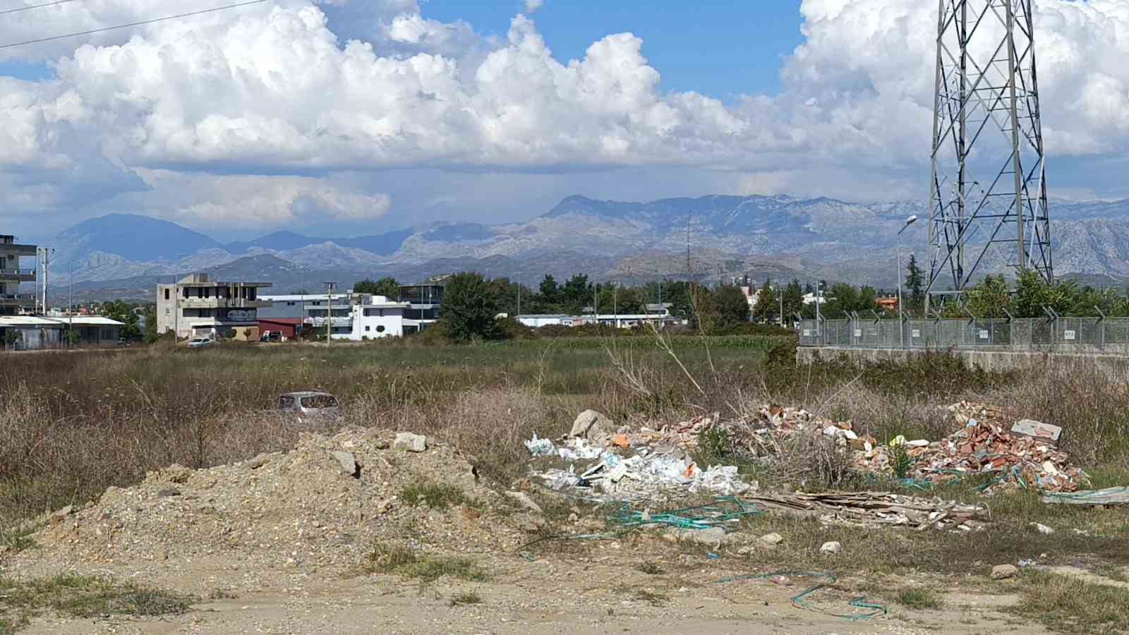 MANAVGAT İLÇESİNDE OTOMOBİL KONTROLDEN ÇIKARAK TARLAYA UÇTU