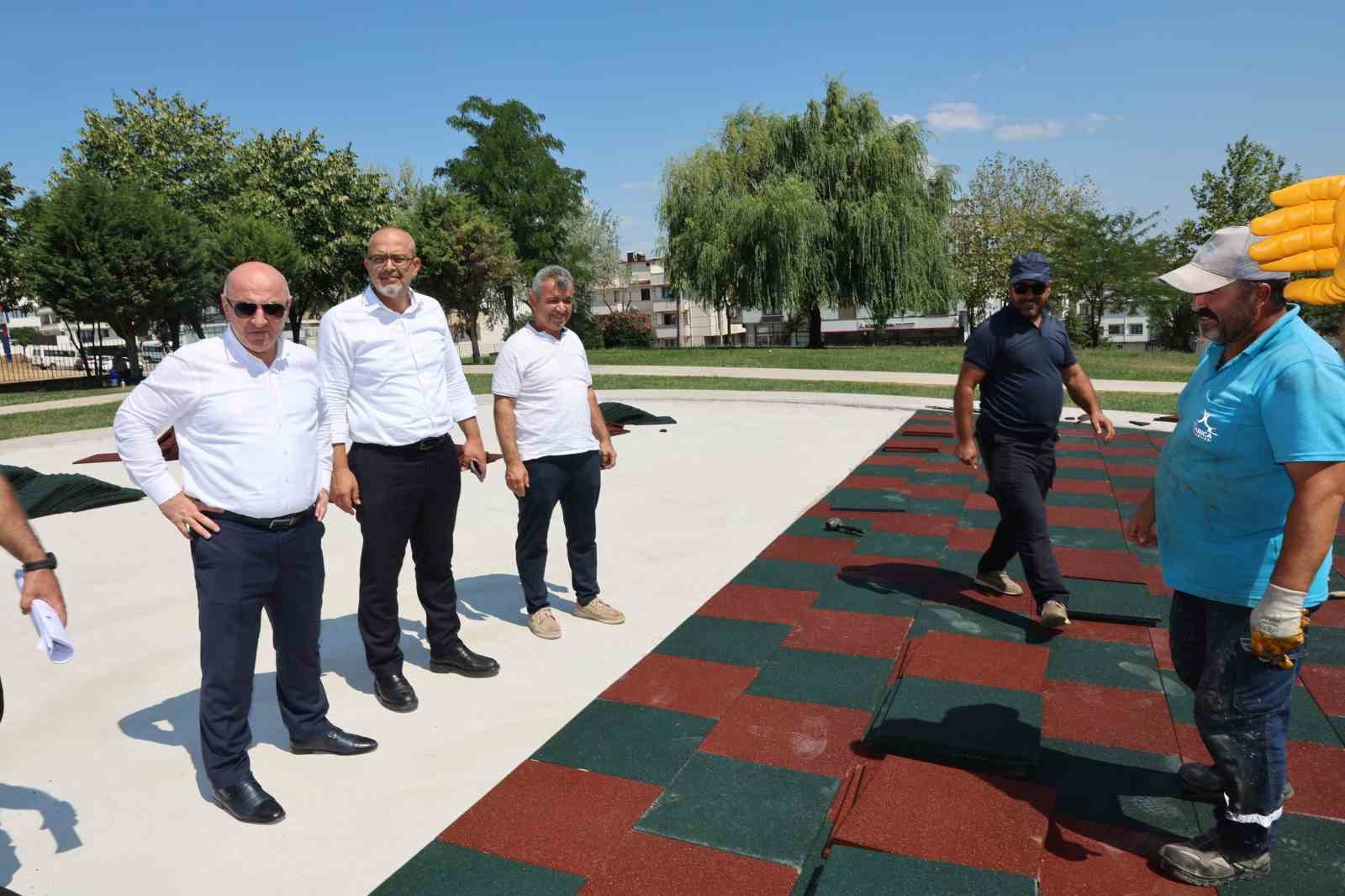 DARICA’DA PARK, BAHÇE VE YEŞİL ALANLARDA SÜRDÜRÜLEN BAKIM, ONARIM VE ÇEVRE DÜZENLEME ÇALIŞMALARIYLA İLÇENİN DAHA YEŞİL, TEMİZ VE YAŞANABİLİR HALE GETİRİLMESİ HEDEFLENİYOR.