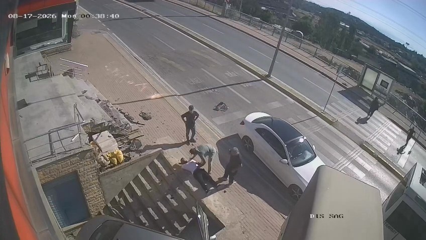 KOCAELİ'DE KONTROLDEN ÇIKAN OTOMOBİL, KORKULUKLARI PARÇALAYARAK MERDİVEN BOŞLUĞUNA UÇTU. O SIRADA MERDİVENLERDE BULUNAN 2 KİŞİ, OTOMOBİLİN ALTINDA KALMAKTAN SANİYELERLE KURTULDU. FACİADAN DÖNÜLEN ANLAR KAMERAYA YANSIDI.