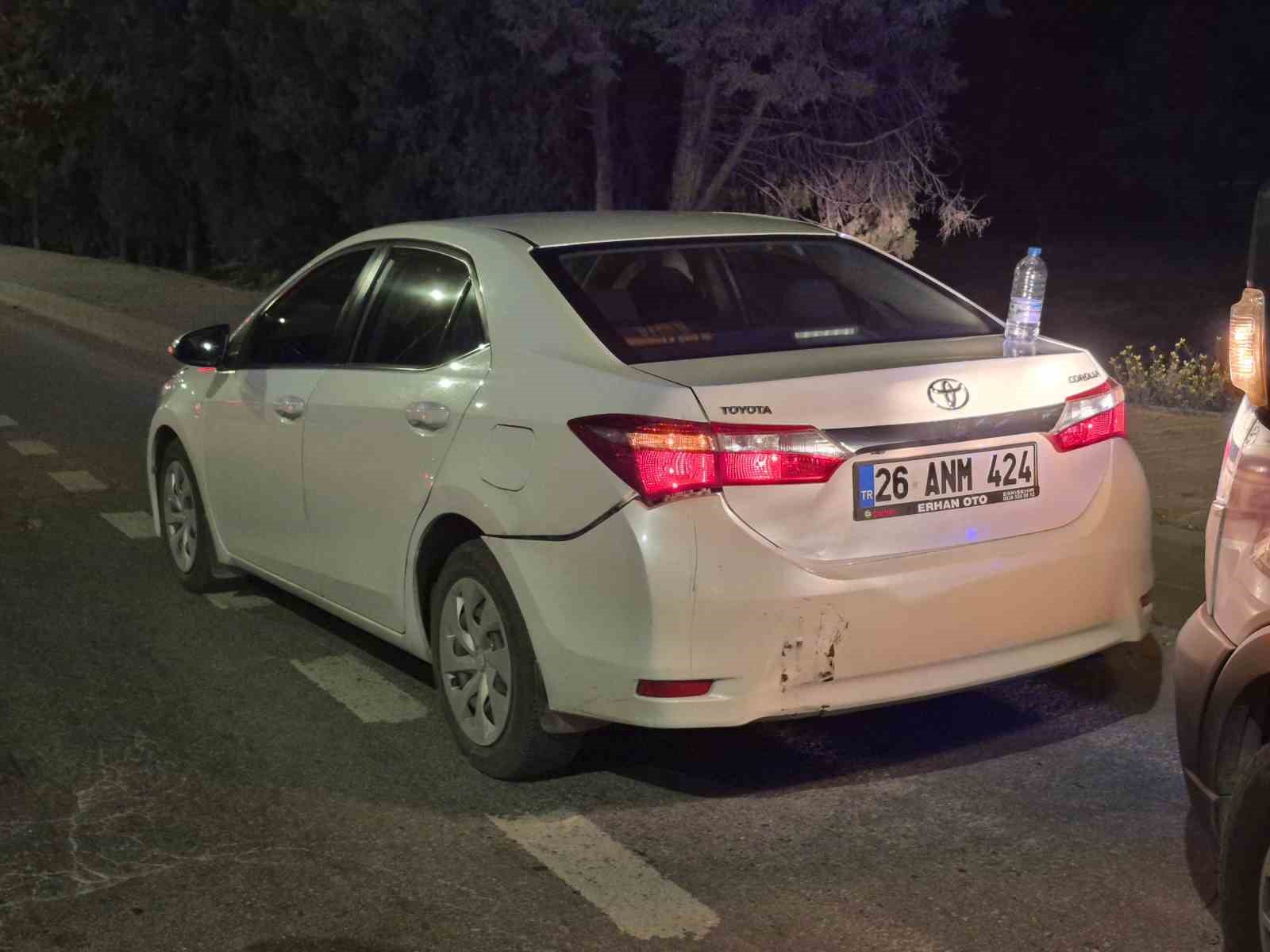 ESKİŞEHİR ÇEVRE YOLU'NDA OTOMOBİLE ARKADAN ÇARPARAK YARALANAN MOTOSİKLET SÜRÜCÜSÜ HASTANEYE KALDIRILDI.